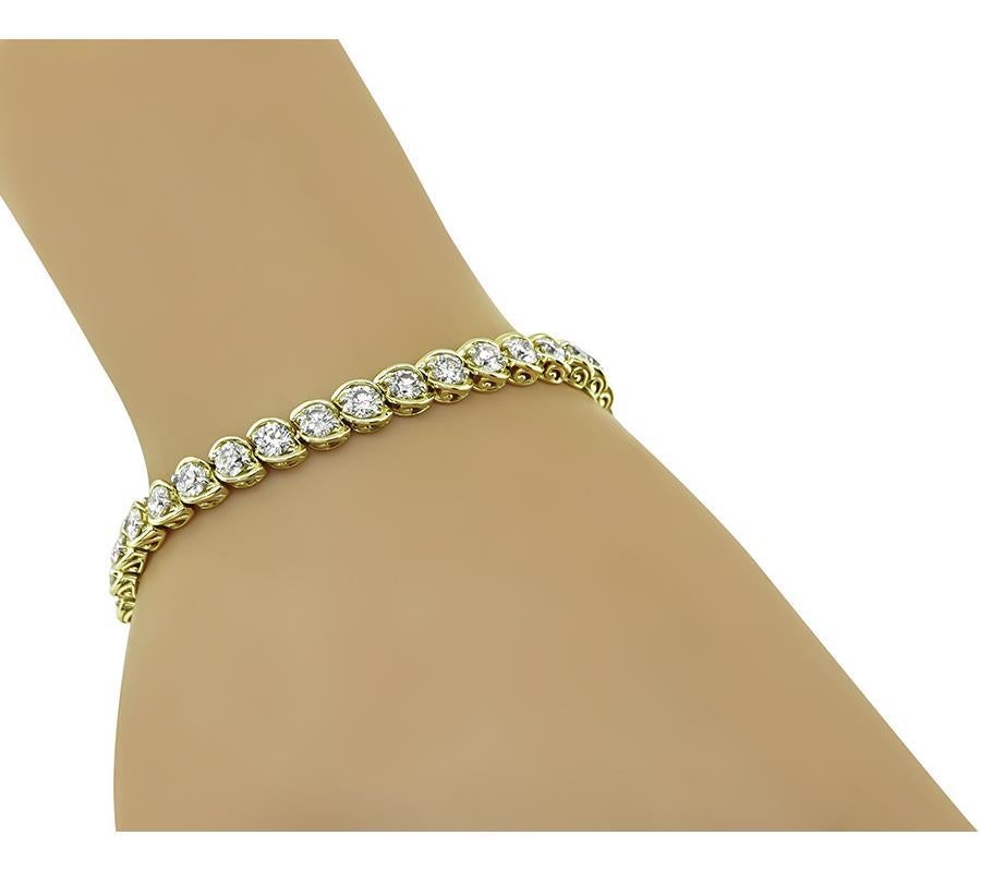 Il s'agit d'un élégant bracelet en or jaune 10k. Le bracelet est serti de diamants ronds étincelants pesant environ 10.00 carats. La couleur des diamants est I-J et leur pureté VS. Le bracelet mesure 7 1/2 pouces de long et 5,5 mm de large. Le