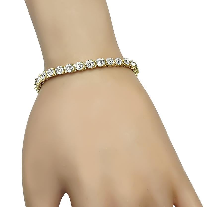 Il s'agit d'un magnifique bracelet de tennis en or jaune 14k. Le bracelet est serti de diamants ronds étincelants pesant environ 10.00 carats. La couleur des diamants est H-J avec une pureté VS2-SI2. Le bracelet mesure 7 pouces de long et 4,5 mm de