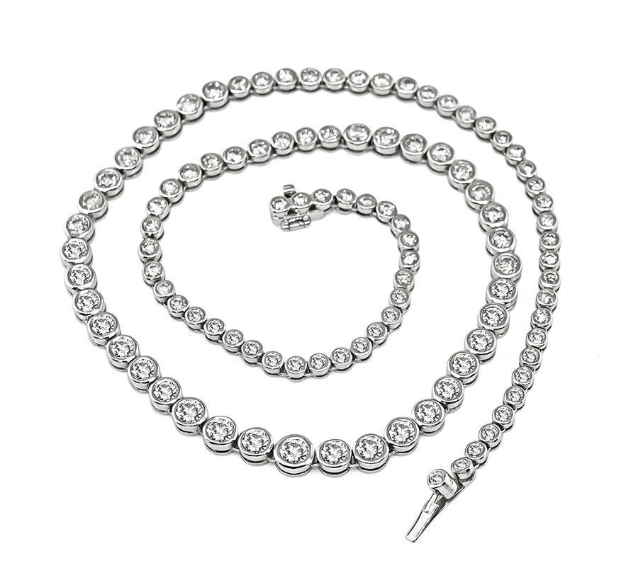 Il s'agit d'un superbe collier en platine. Le collier est serti de diamants ronds étincelants pesant environ 10.00 carats. La couleur de ces diamants est G-H et leur pureté VS. Le collier a une largeur décroissante de 3 mm à 5,5 mm. Le collier