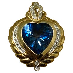 Ciondolo in oro giallo e bianco 14K con Topazio Blu di Londra e diamanti a forma di cuore da 10,00ct