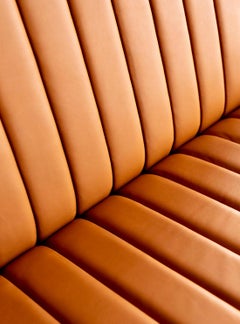 Sofá 1001 AX de Fjord Fiesta con estructura de piel y acero inoxidable nogal