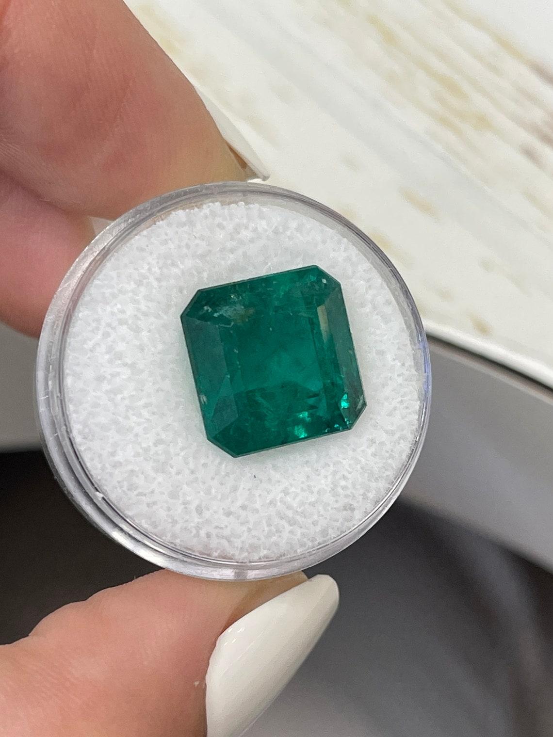 Modern 10.01 Carat 12.5x12.5 Vivid Dark Green Zambian Emerald - Asscher Cut May Births For Sale