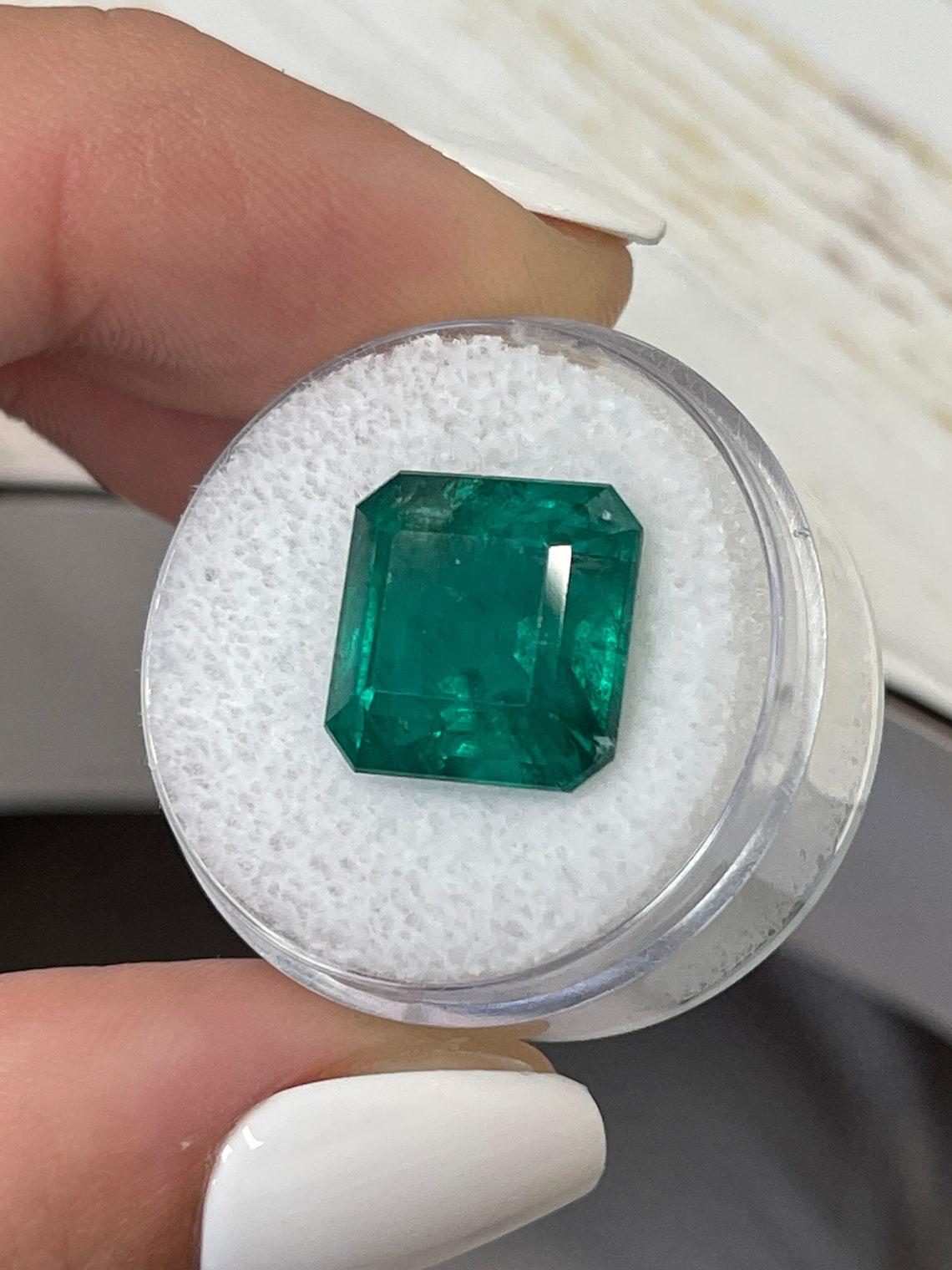 10.01 Carat 12.5x12.5 Vivid Dark Green Zambian Emerald - Asscher Cut May Births In New Condition For Sale In Jupiter, FL