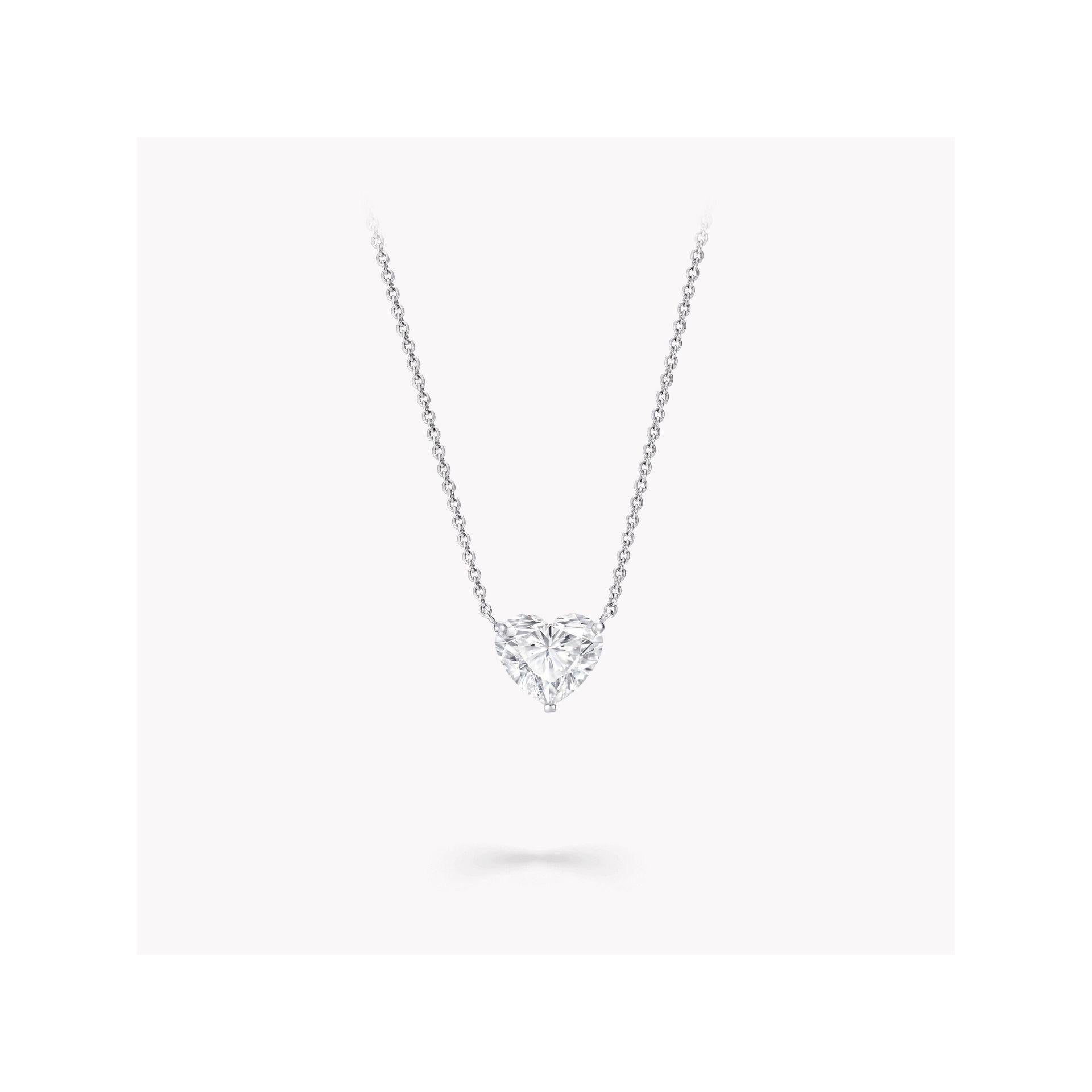Questo splendido pendente con diamante a forma di cuore da 10,01 carati è un capolavoro di amore ed eleganza, realizzato per chi ama la raffinatezza senza tempo. Il centro è un diamante certificato GIA di colore E, che garantisce una brillantezza