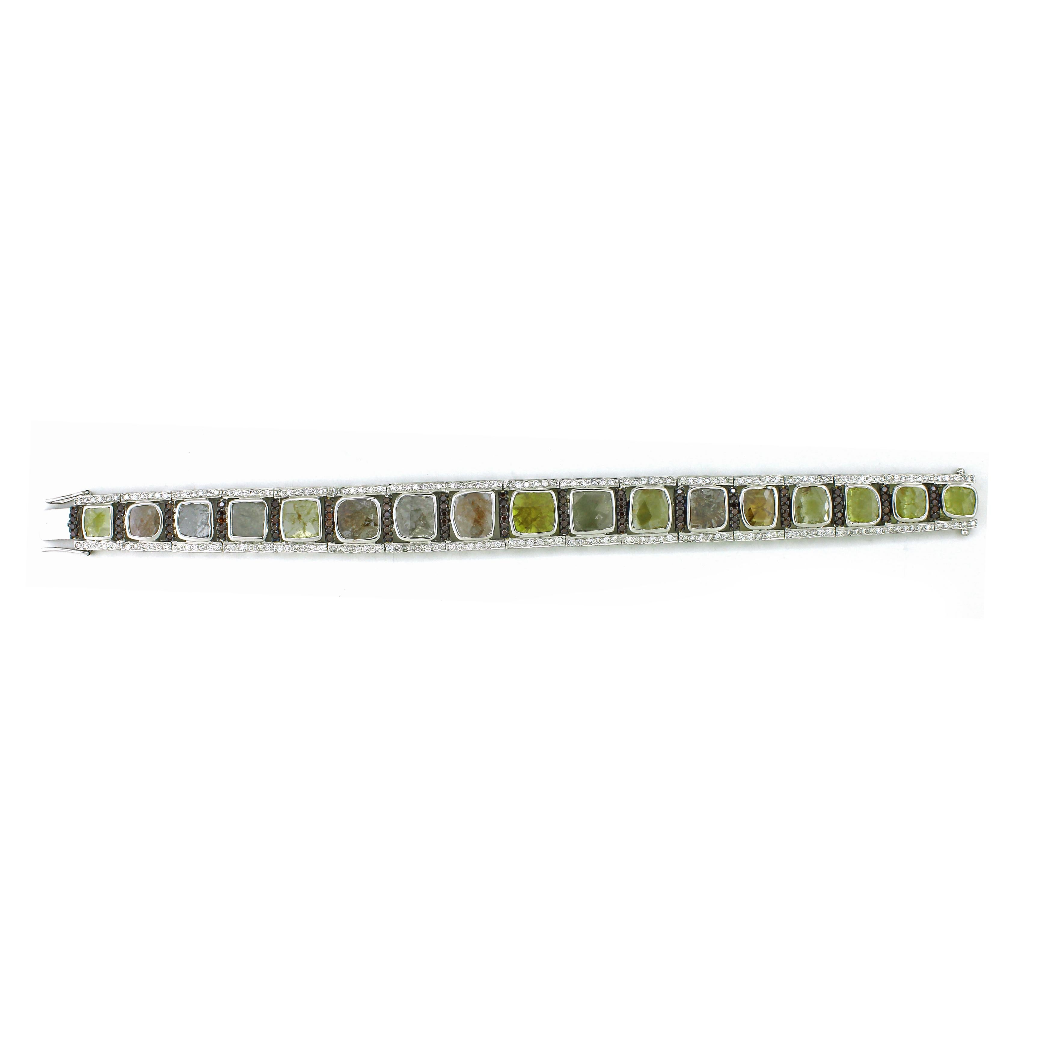 Esta exquisita pulsera de eslabones es una vibrante muestra de elegancia y artesanía. Presenta 17 diamantes multicolores tallados en rodaja, con un total de 10,01 quilates, engastados en un bisel seguro. Separando cada rodaja hay 94 diamantes