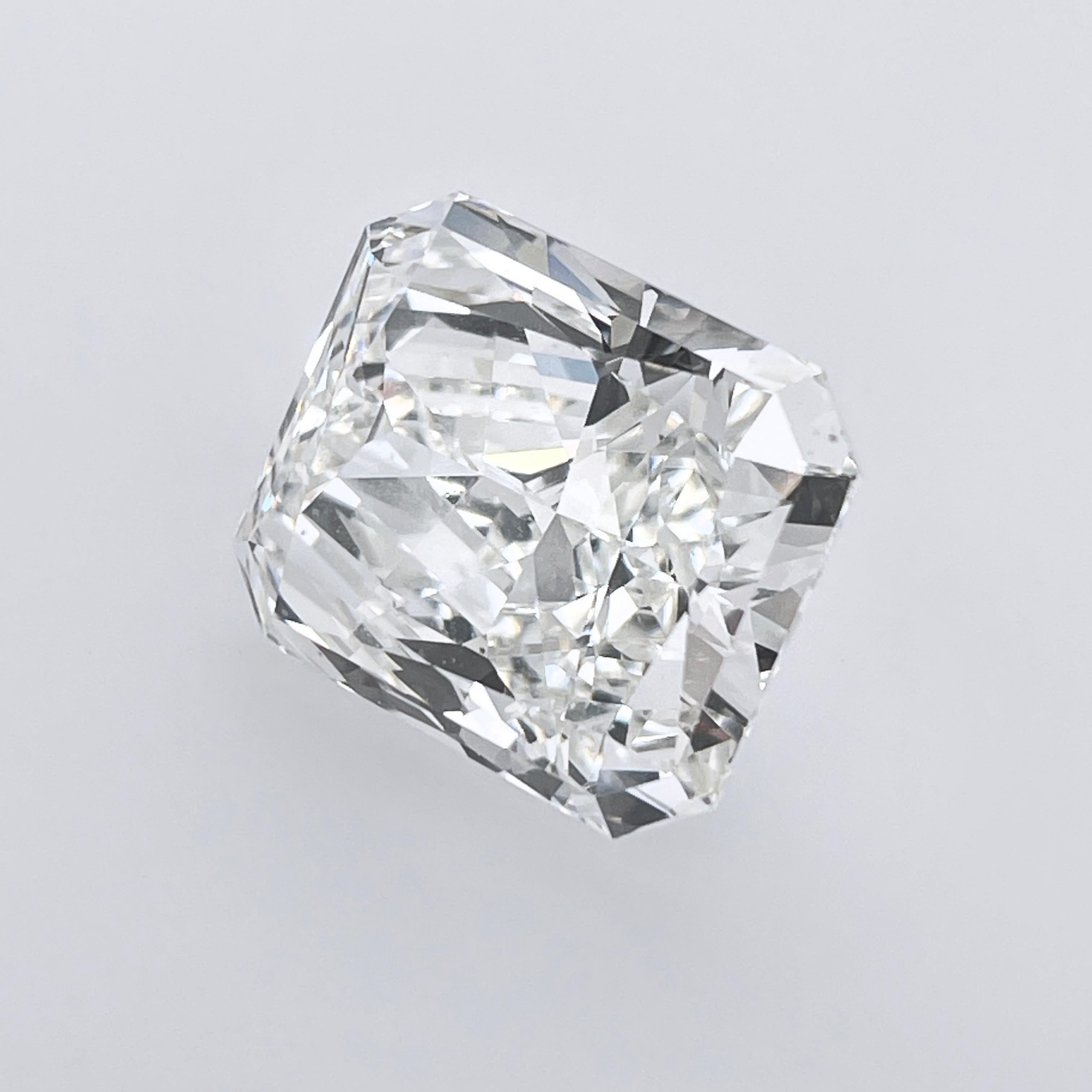 Radiant Cut Diamonds have a combination of the stylish lines of a square or rectangular shape with the brilliance of the traditional round brilliant cut. This Radiant Cut Diamond has cropped corners and is a combination of round and emerald cut