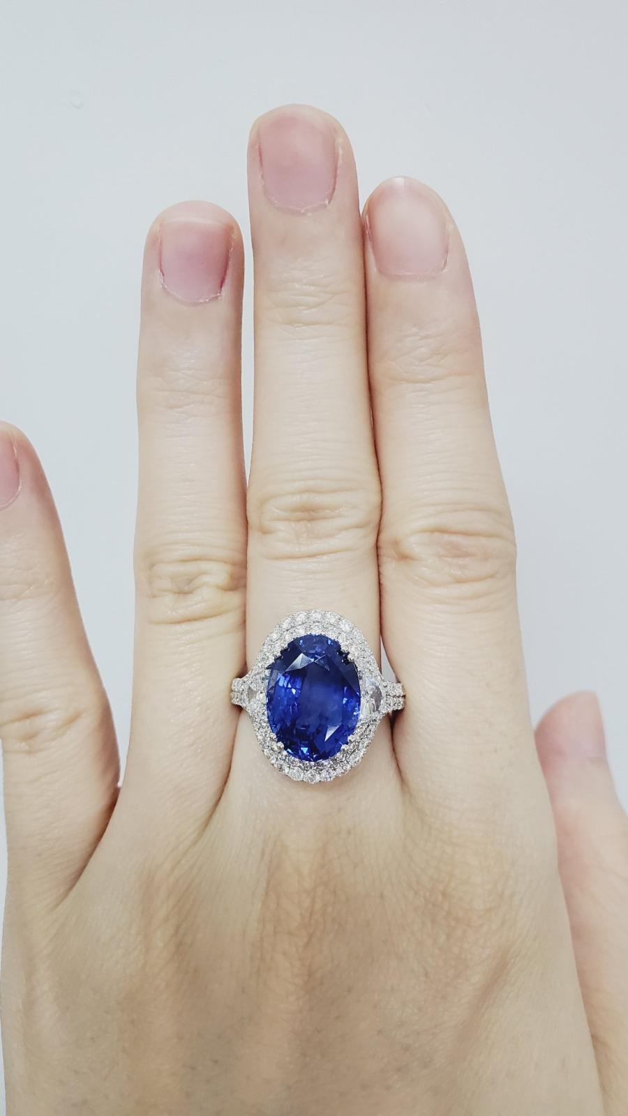 Set with an oval-shaped sapphire weighing 10.01 carats, showing no indication of heating and of Madagascar origin, surrounded by sparkling diamonds, mounted in 18k white gold for a breathtaking and timeless ring. The sapphire stone is certified GRS