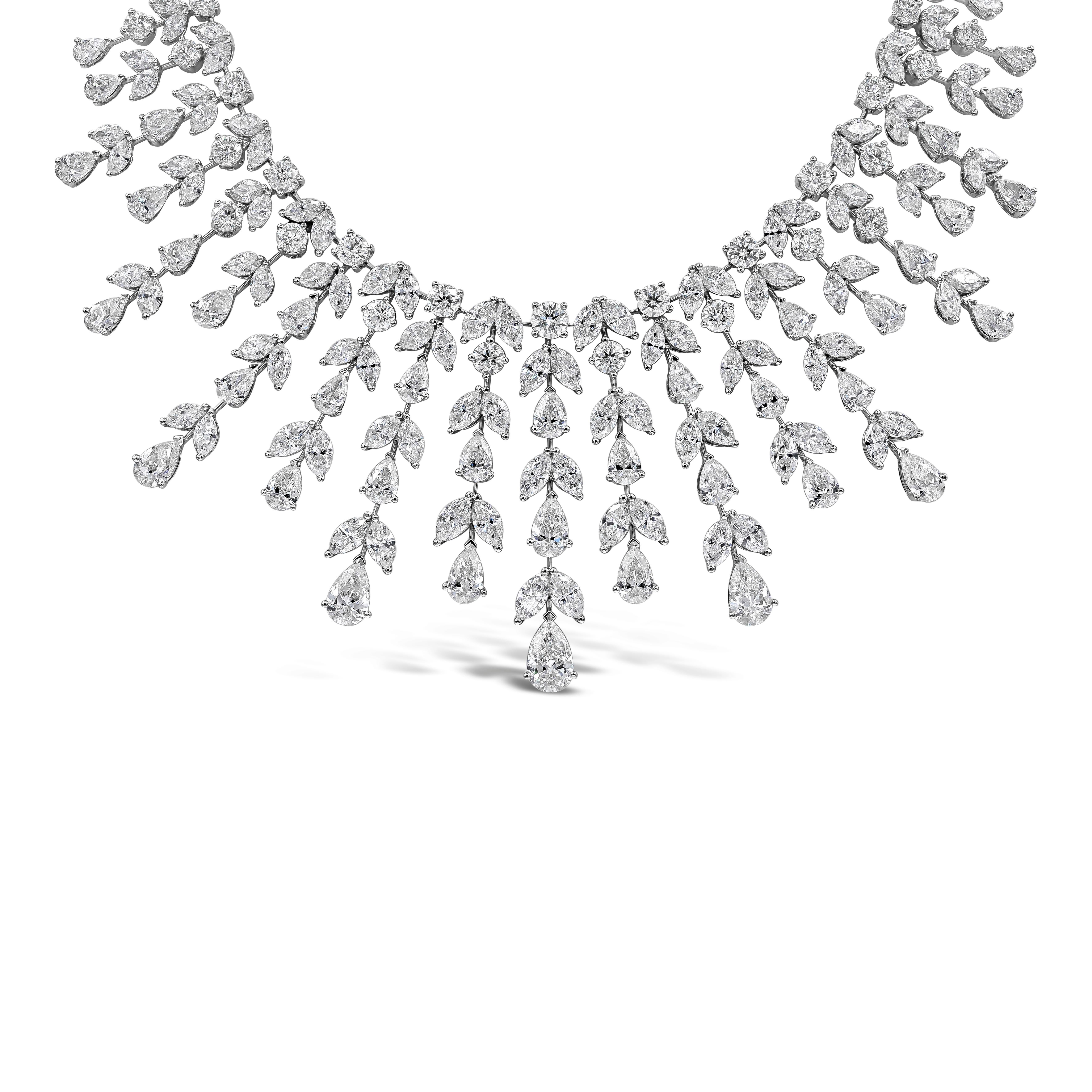 Elegante y bien elaborado collar de alta joyería que exhibe 307 diamantes de talla mixta con un peso total de 100,19 quilates. Exquisitamente engastada en un intrincado diseño de flecos, elegantemente elaborada en oro blanco de 18 quilates.
