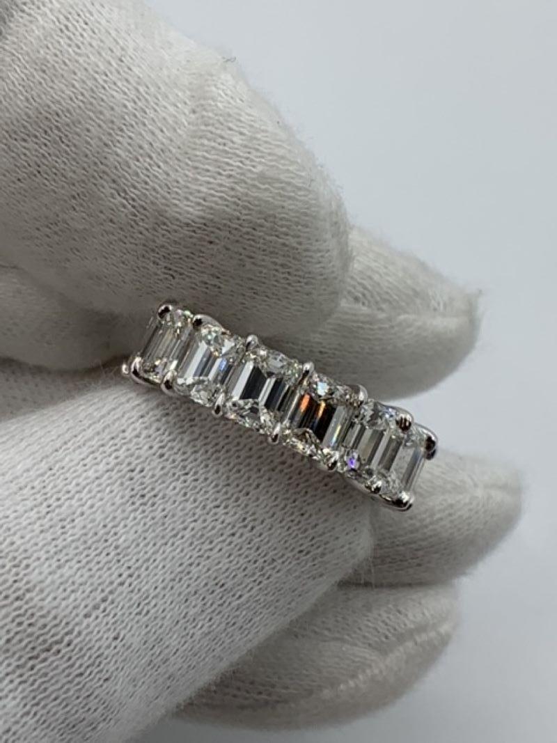 10.02 Carat Emerald Cut Diamond Eternity Band Ring In New Condition In New York, NY