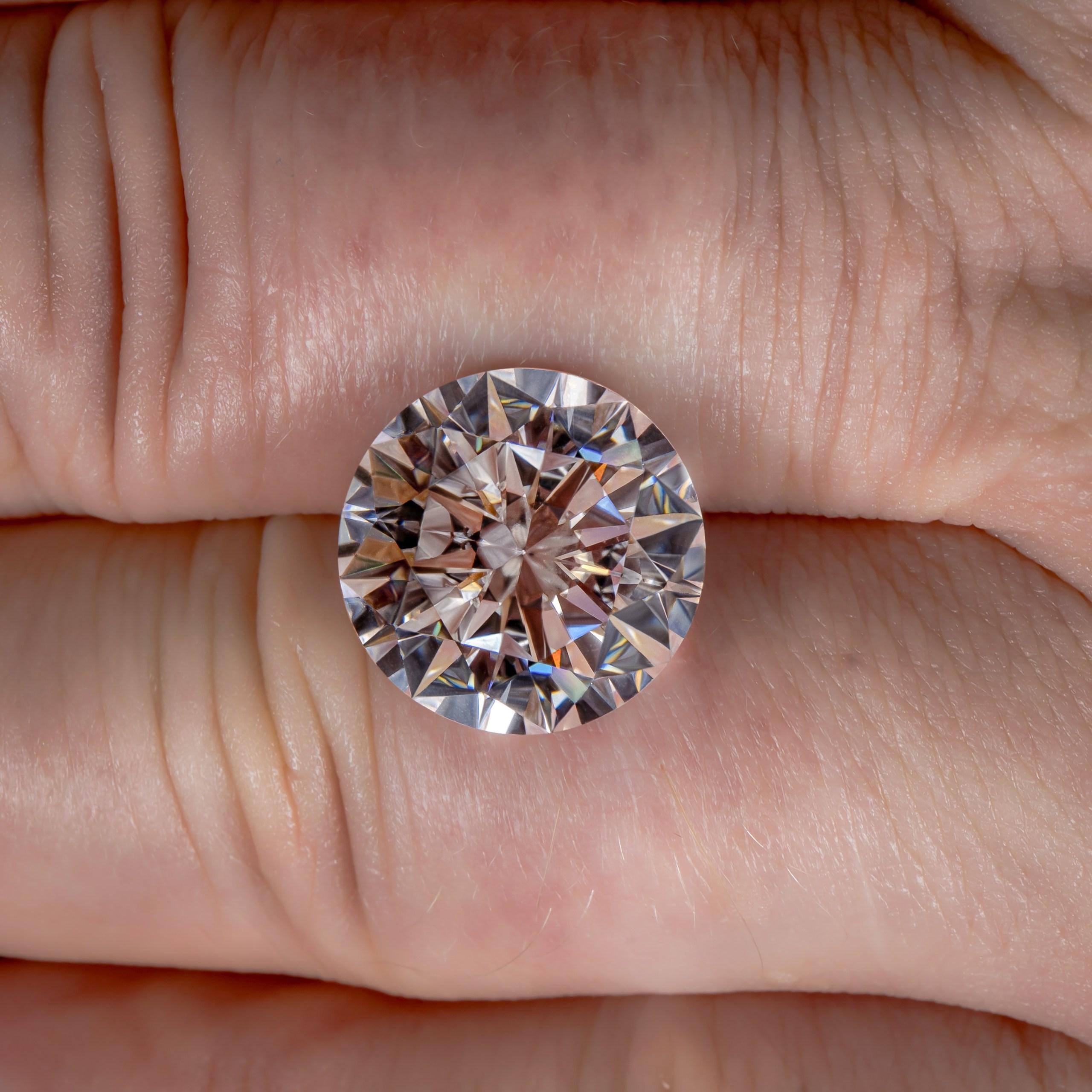 Este excepcional diamante brillante redondo de 10,02 quilates representa la cima de la perfección gemológica. Certificada por el GIA, esta piedra sustancial mide unos impresionantes 13,98 - 14,06 x 8,45 mm, y llama la atención por su notable