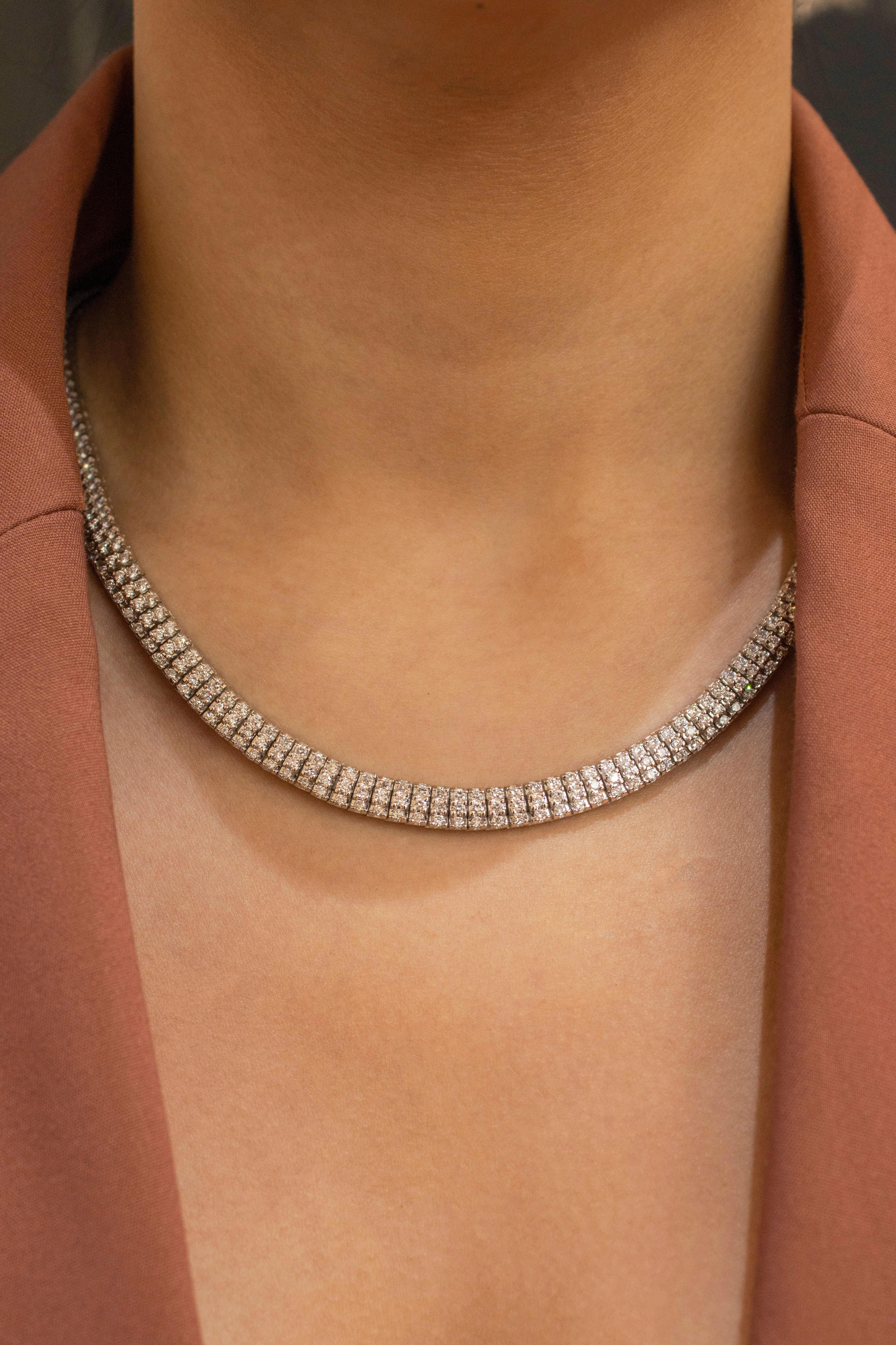 10,02 Karat Dreireihige Diamant-Halskette  (Rundschliff) im Angebot