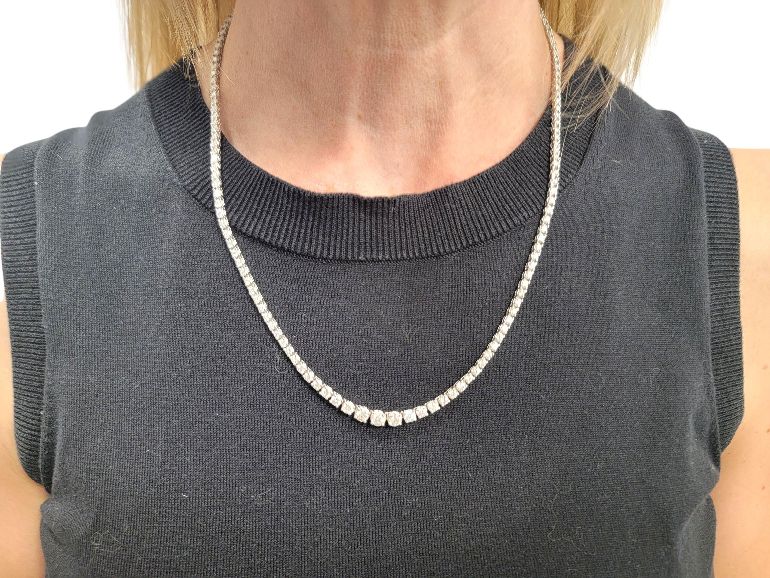 10.02 Carats Total Diamant rond brillant gradué Collier Tennis en Platine en vente 5