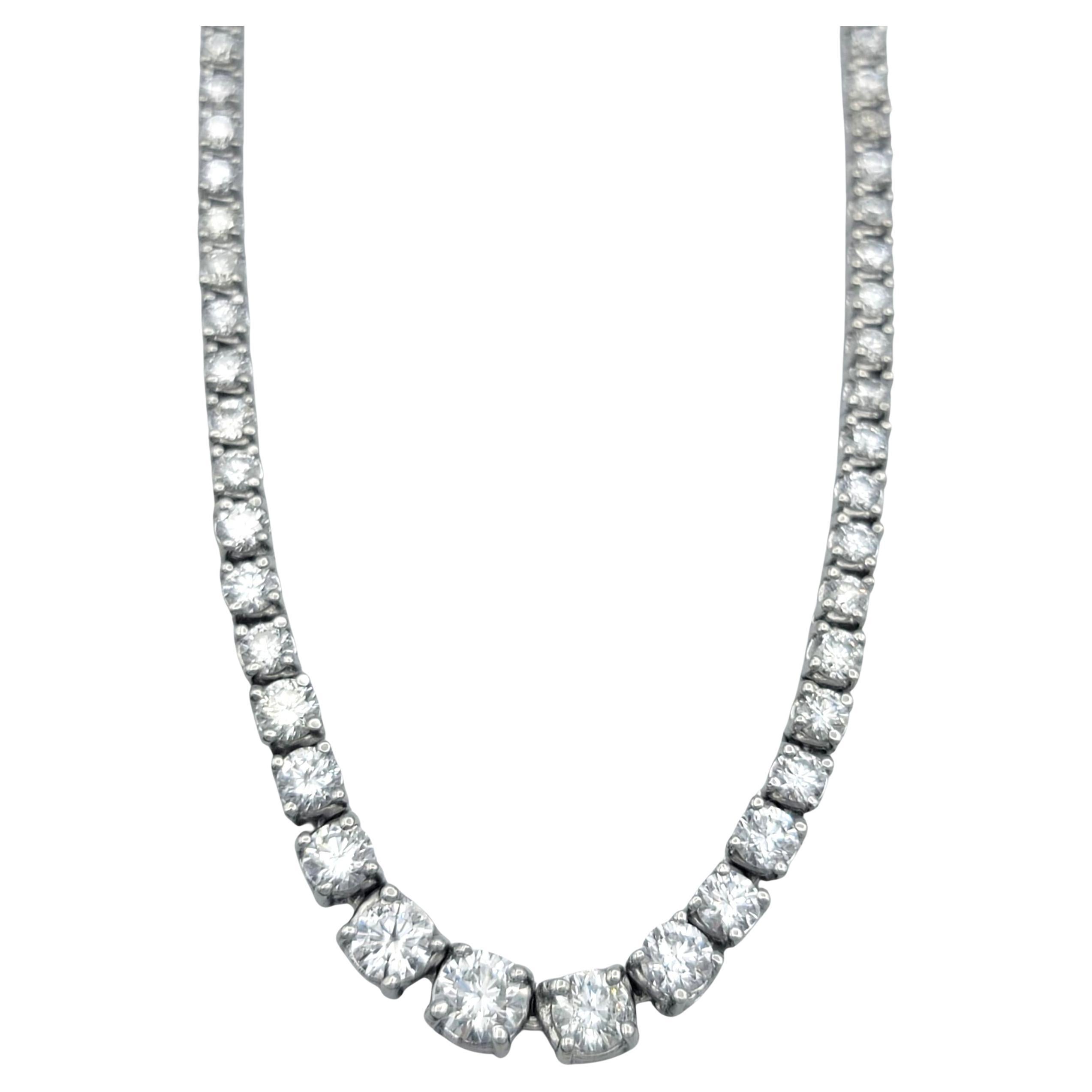 Ce collier de tennis en diamants brille à chaque mouvement et constitue une démonstration intemporelle de brillance et de sophistication. Le design gradué présente une ligne ininterrompue de diamants ronds de taille brillant qui s'écoulent