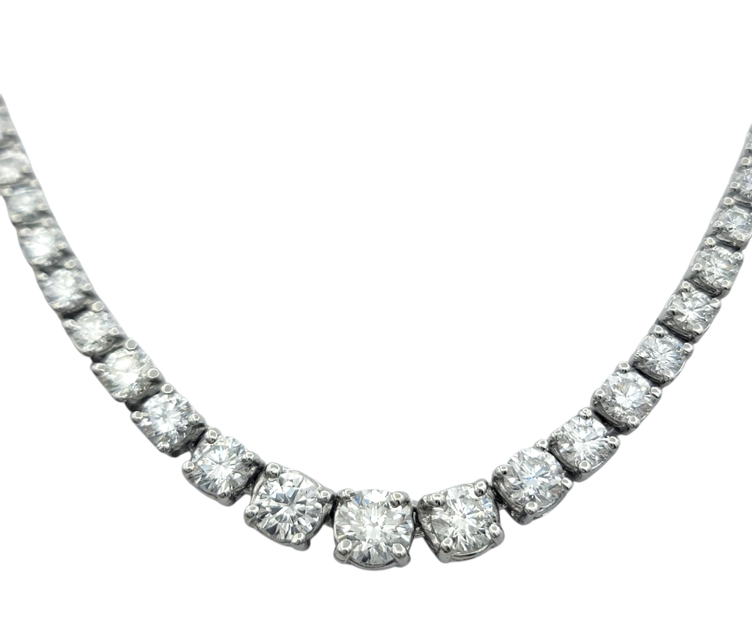 Contemporain 10.02 Carats Total Diamant rond brillant gradué Collier Tennis en Platine en vente