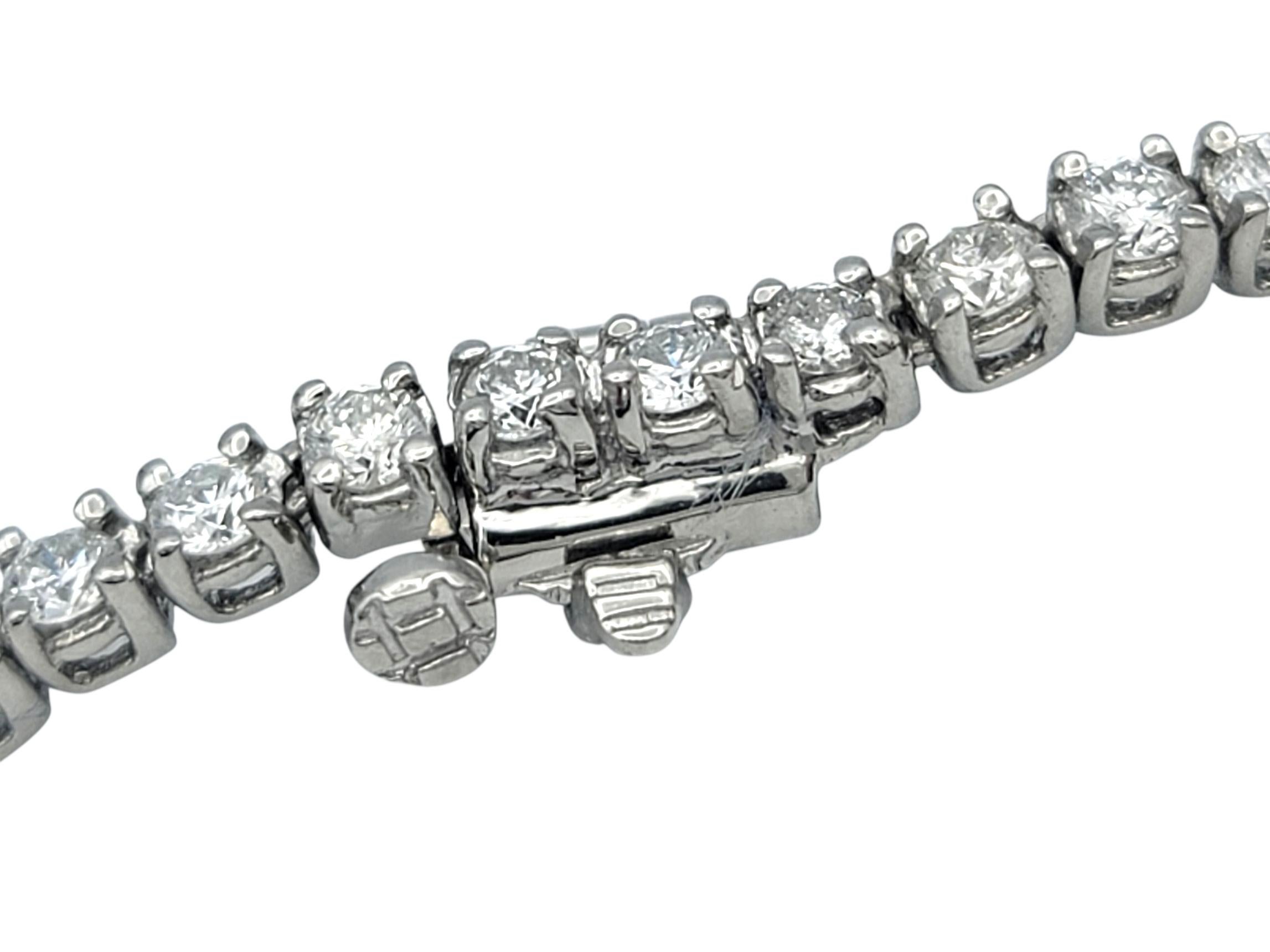 10.02 Carats Total Diamant rond brillant gradué Collier Tennis en Platine en vente 1