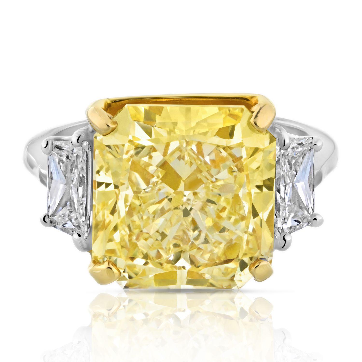 Taille radiant Bague de fiançailles à trois pierres en platine avec diamant jaune fantaisie taille radiant de 10.02 carats en vente
