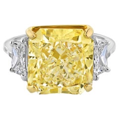 Bague de fiançailles à trois pierres en platine avec diamant jaune fantaisie taille radiant de 10.02 carats