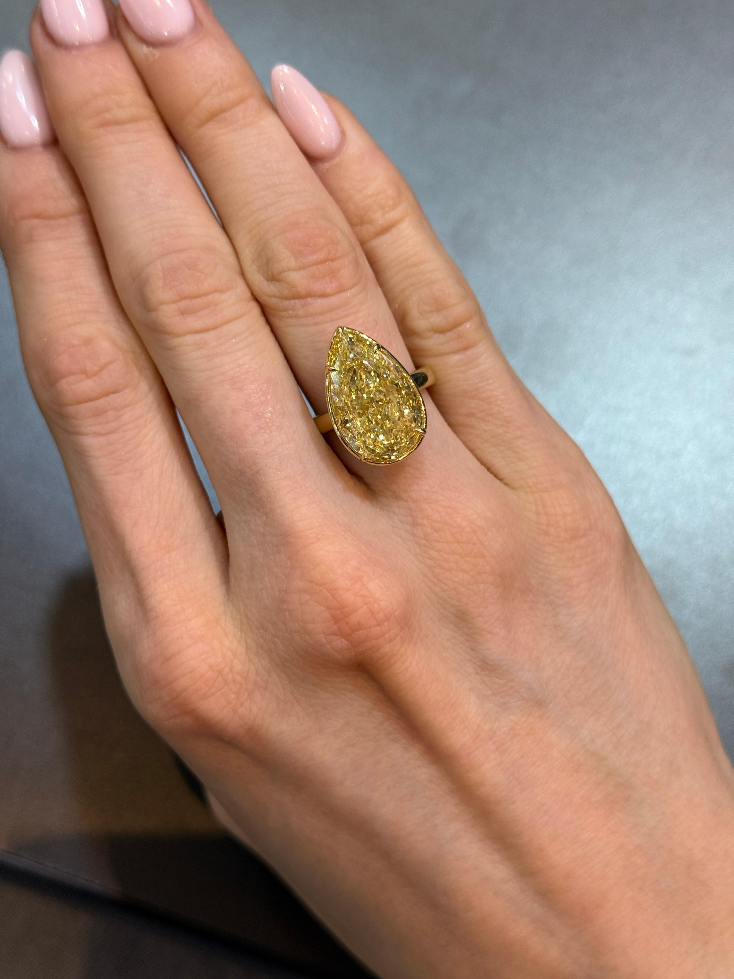 Anello solitario con diamante giallo a forma di pera da 10,02 carati - Oro giallo 18 carati
Descrizione:
Attira l'attenzione con questo straordinario solitario di diamanti a forma di pera da 10,02 carati Fancy Yellow. Un capolavoro di bellezza