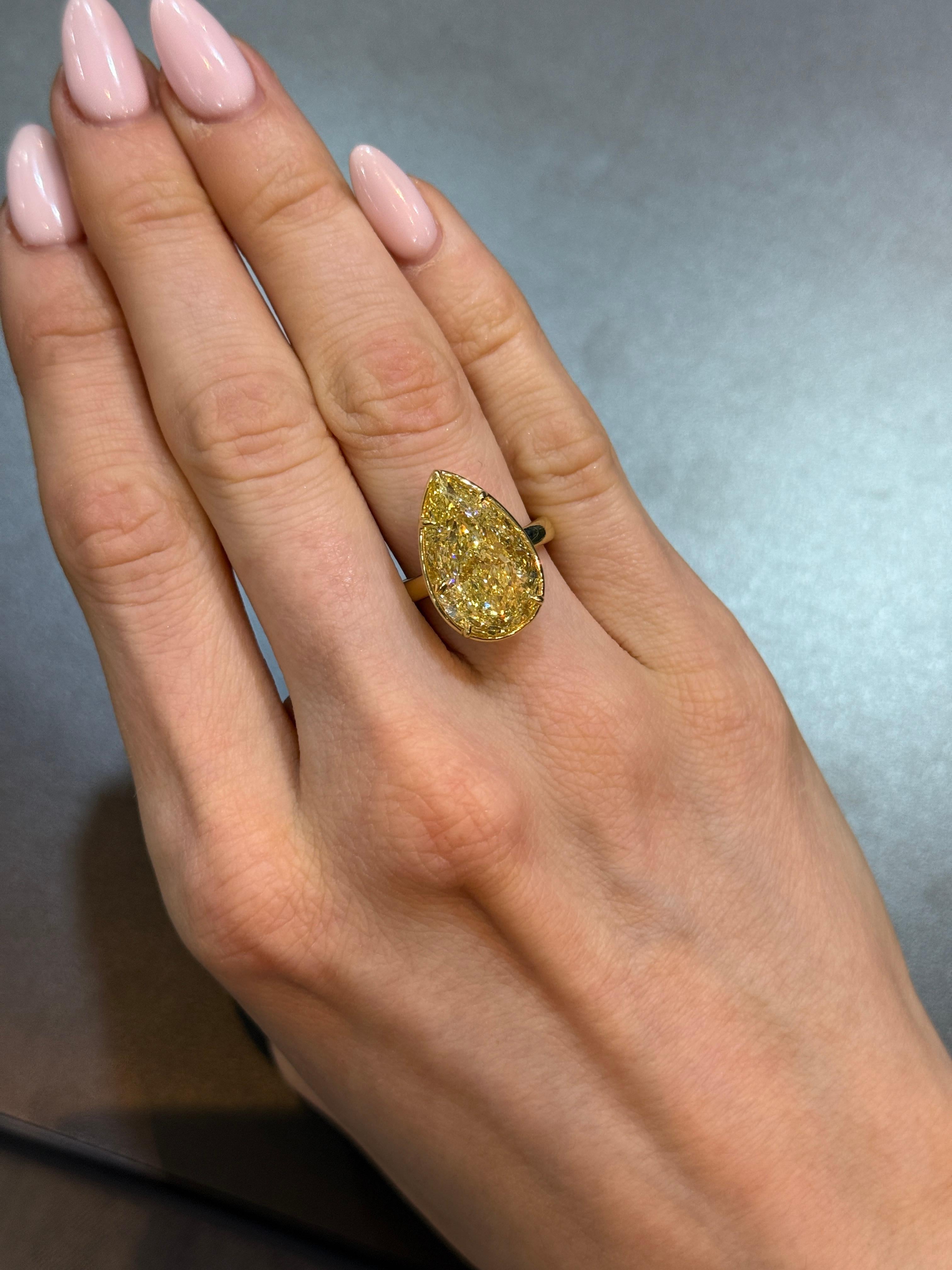 Taglio a goccia Diamante perlato giallo naturale da 10,02 carati in un castone con incastonatura a solitario in vendita