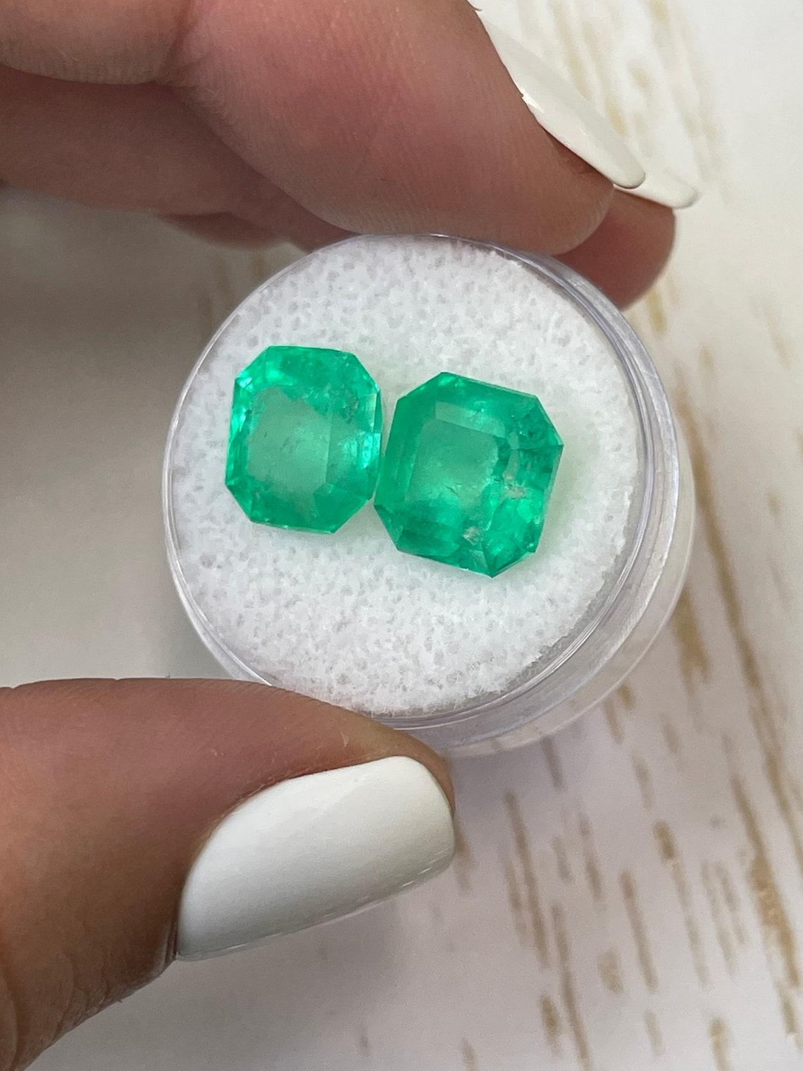 Stein: Smaragd
Gesamtgewicht: 10.02-tcw
Form: Asscher-Schliff
Klarheit: Transparent
Lüster: Sehr gut
Farbe: Gelblich-mittelgrün
Abmessungen: 10.10mm x 9.56mm x 7.81mm // 10.12mm x 9.55mm x 8.16mm
Geografische Herkunft: Kolumbien
Behandlung: