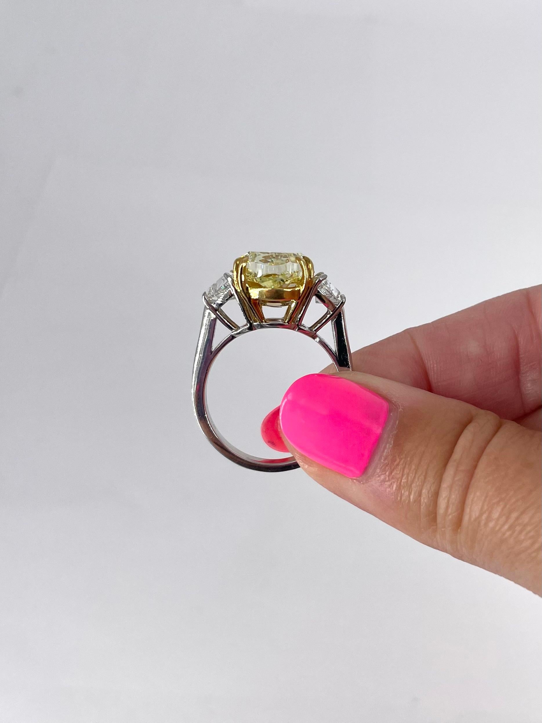 Anillo de diamantes ovalado amarillo fantasía de 10,03 quilates certificado por el GIA J. Birnbach 2