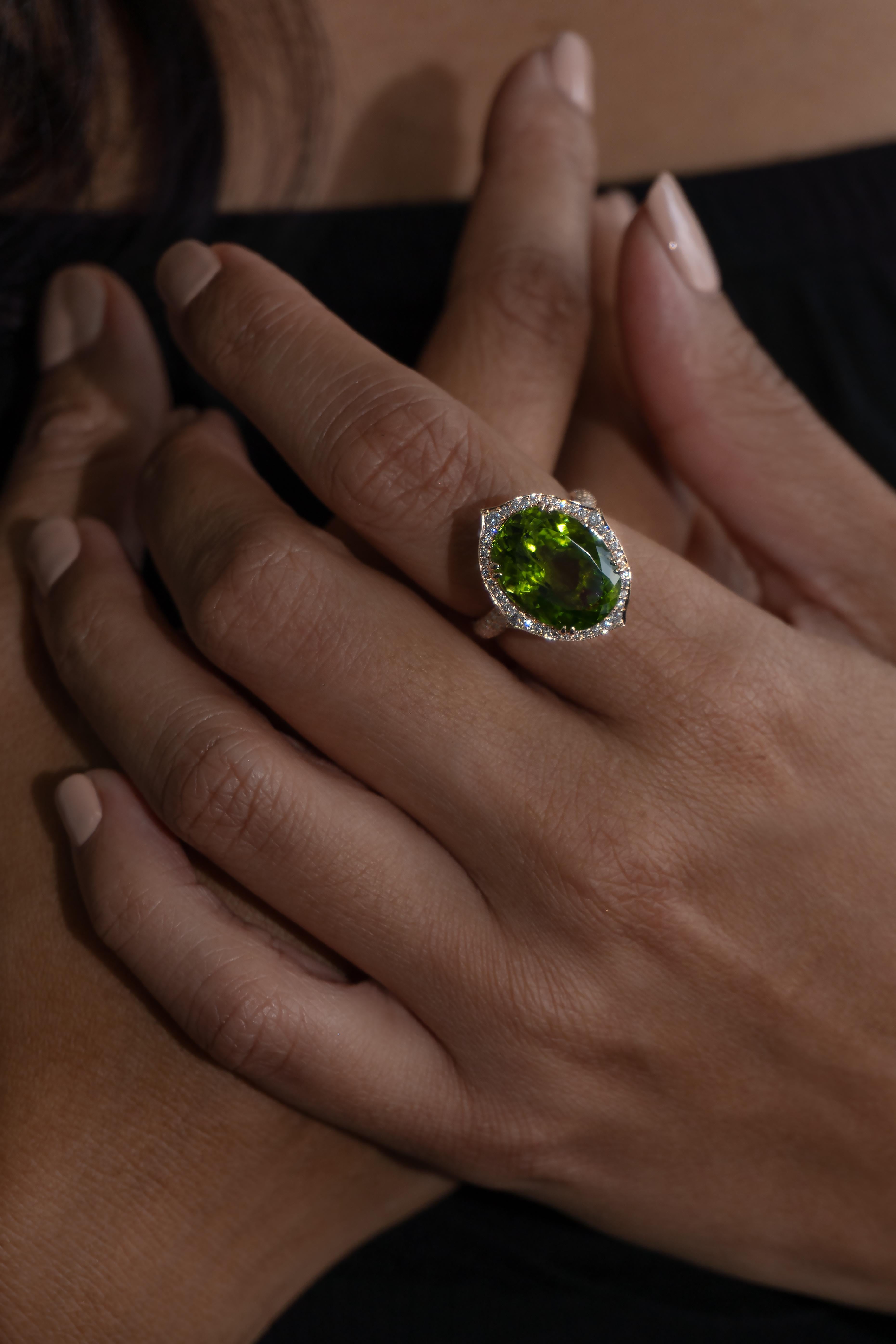 10.03 Carat Peridot and Diamond Ring in 18K Rose Gold For Sale 4