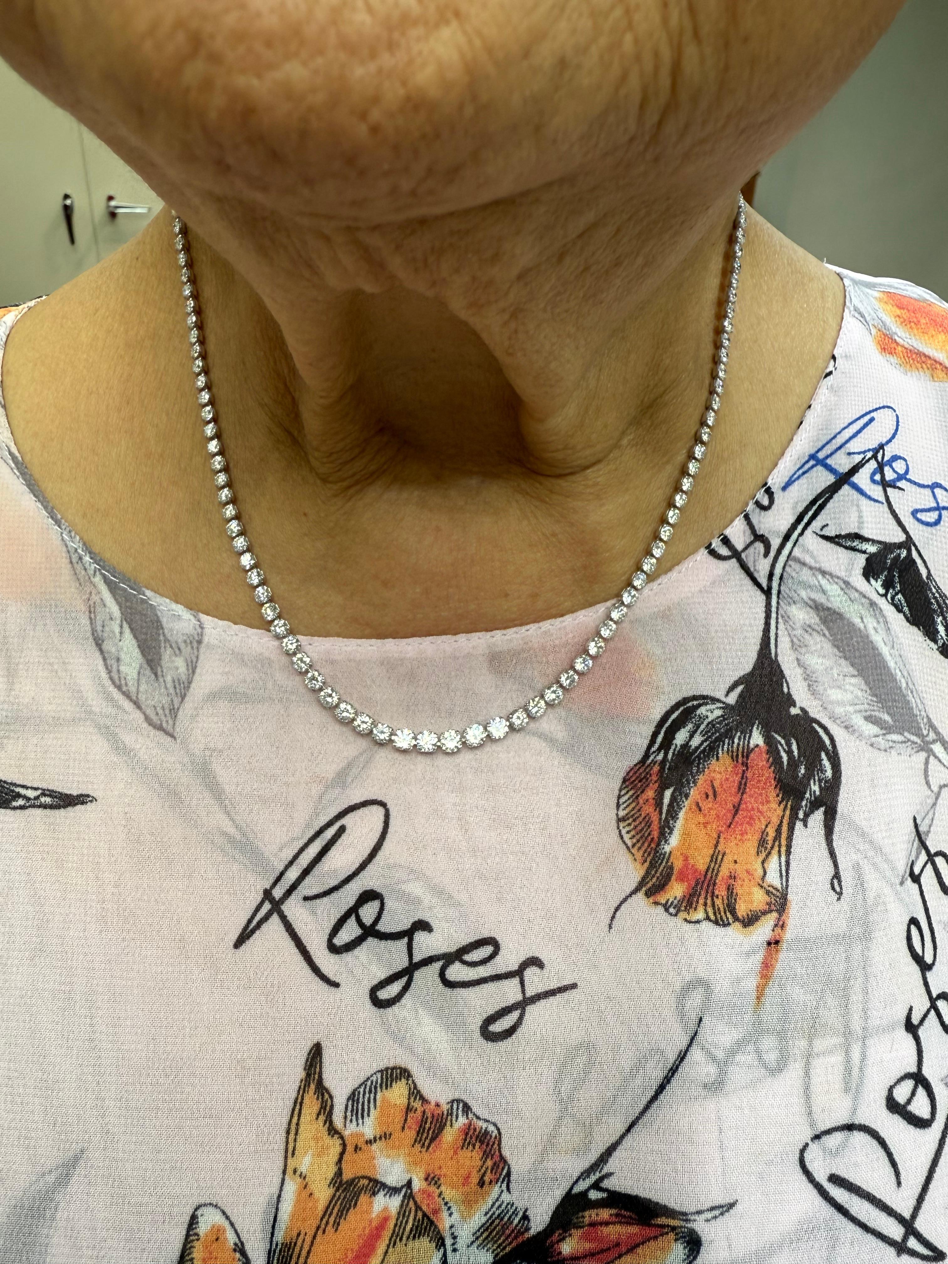 Collier en platine 10,03 carats Diamond Riviera Graduated.

Le collier en platine 10,03 carats Diamond Riviera Graduated est serti de 121 diamants ronds de taille brillant.  Le collier a un aspect soyeux et délicat.  Et il peut être porté à l'envers