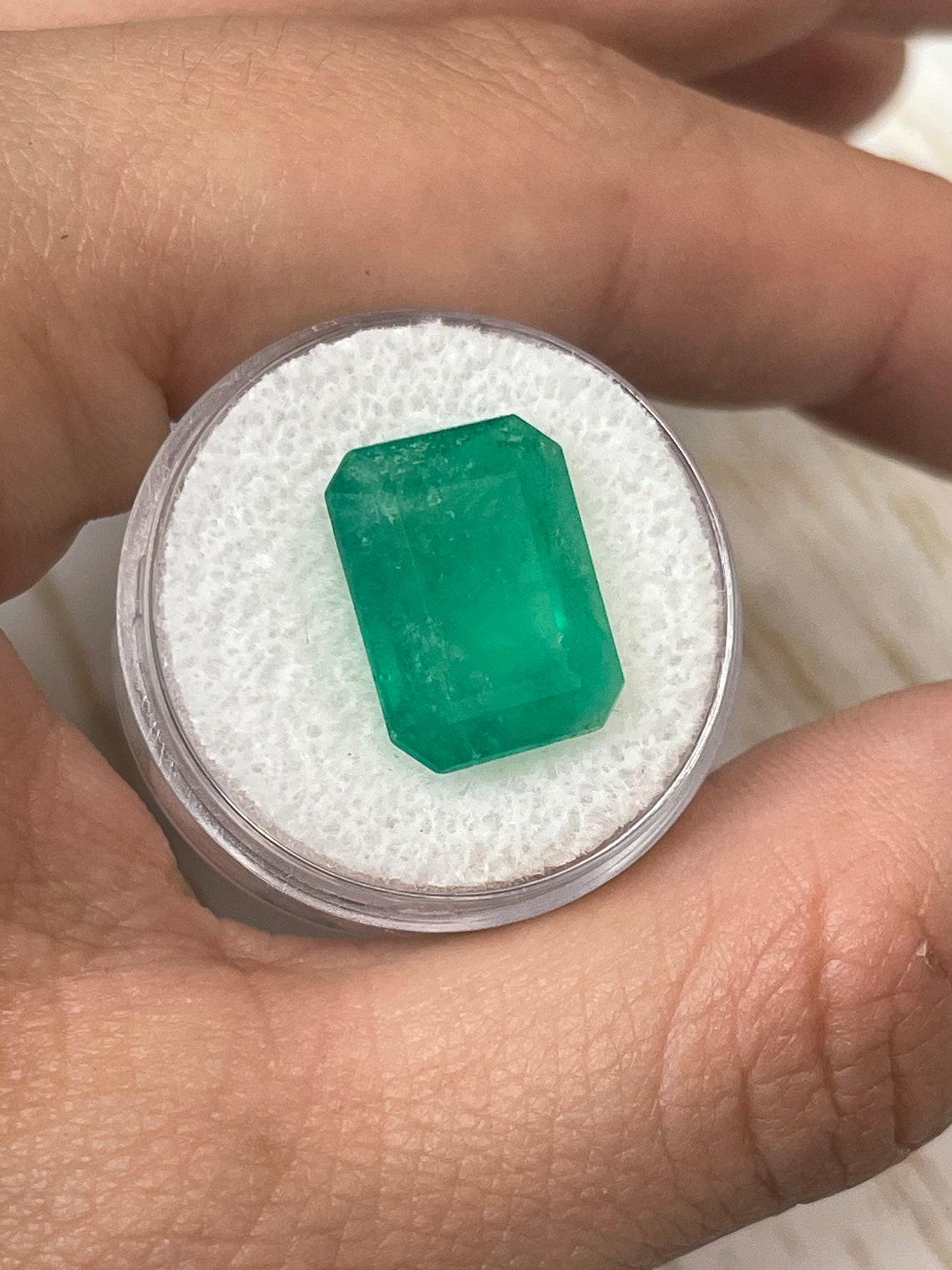 Modern 10.03ct Fine Muzo Green Emerald Cut Colombian Gem 15.5x12 Genuine May Birthstone For Sale