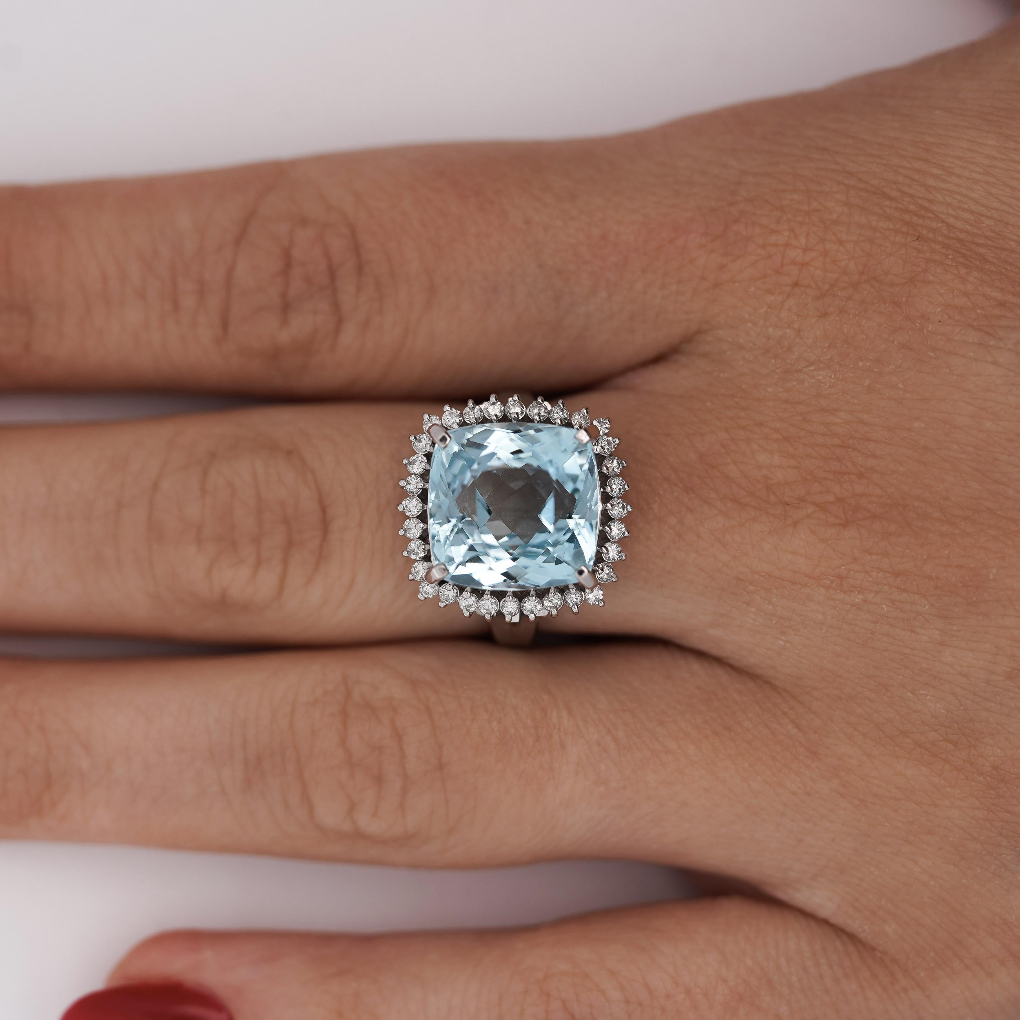 Taglio cuscino Anello in platino con acquamarina taglio a scacchiera e diamanti a raggiera da 10,04 carati in vendita