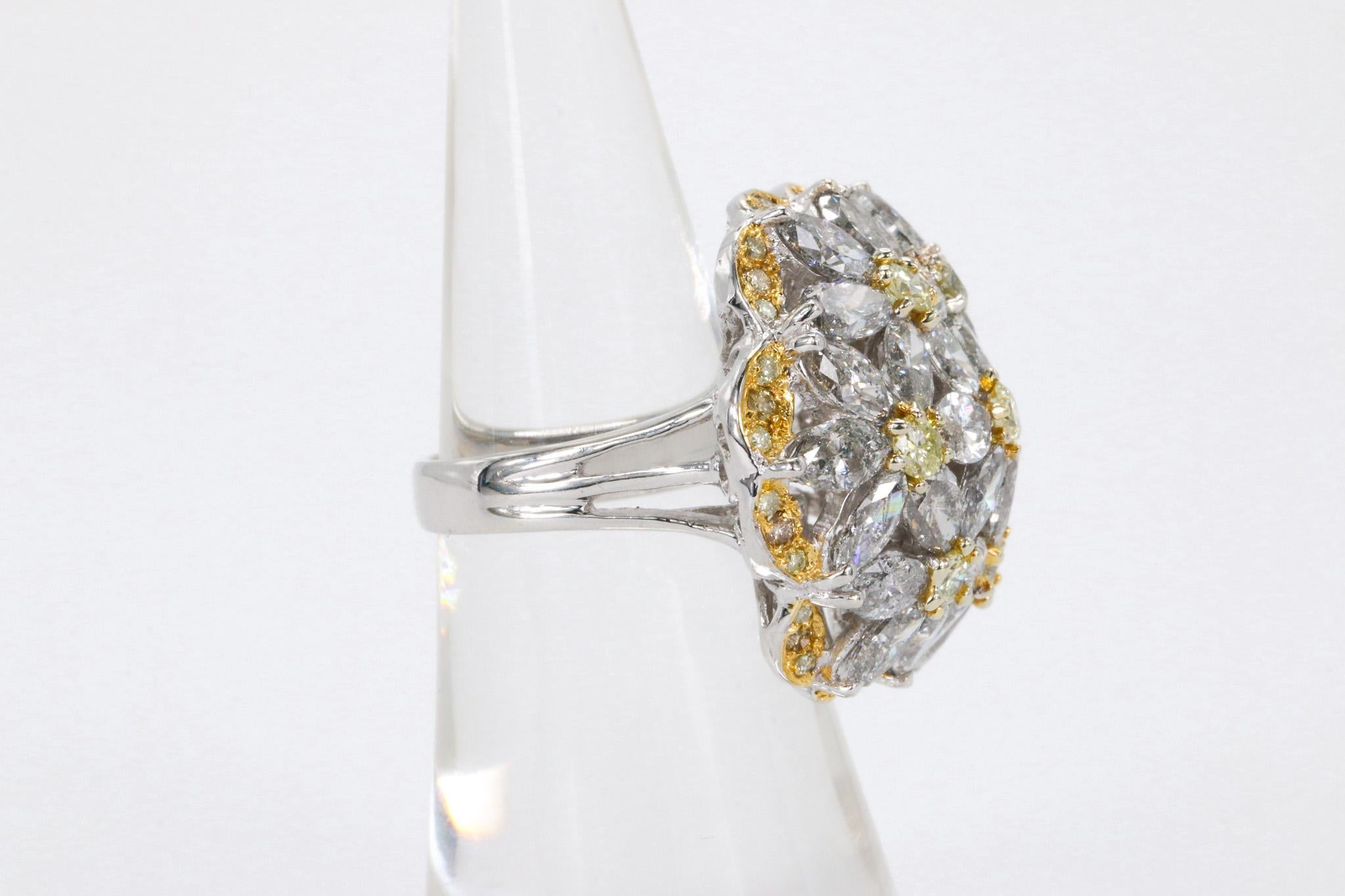 Anello con diamanti a forma di fiore, marquise e brillante rotondo da 10,04 CTW in oro giallo 18k

Dimensione: 7 US 
Purezza: oro giallo 18 carati
Peso totale stimato dei diamanti: 10.04 ct.
Larghezza del gambo: 5,1 mm che si assottiglia fino a 3,2