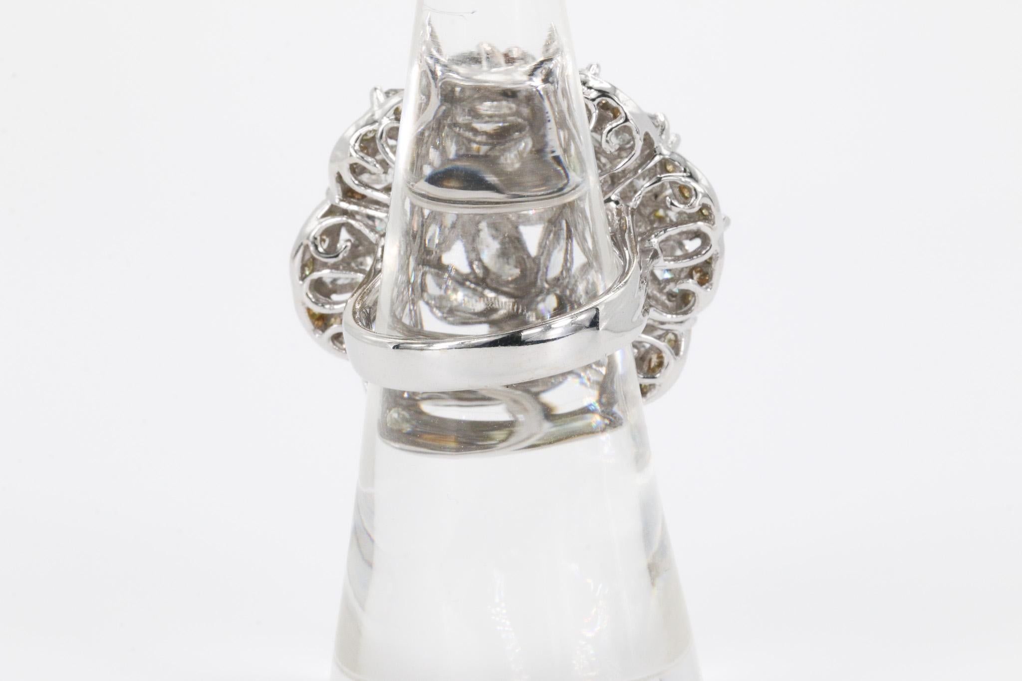 Taglio rotondo Anello con diamanti a forma di fiore, marquise e brillante rotondo da 10,04 CTW in oro giallo 18k in vendita