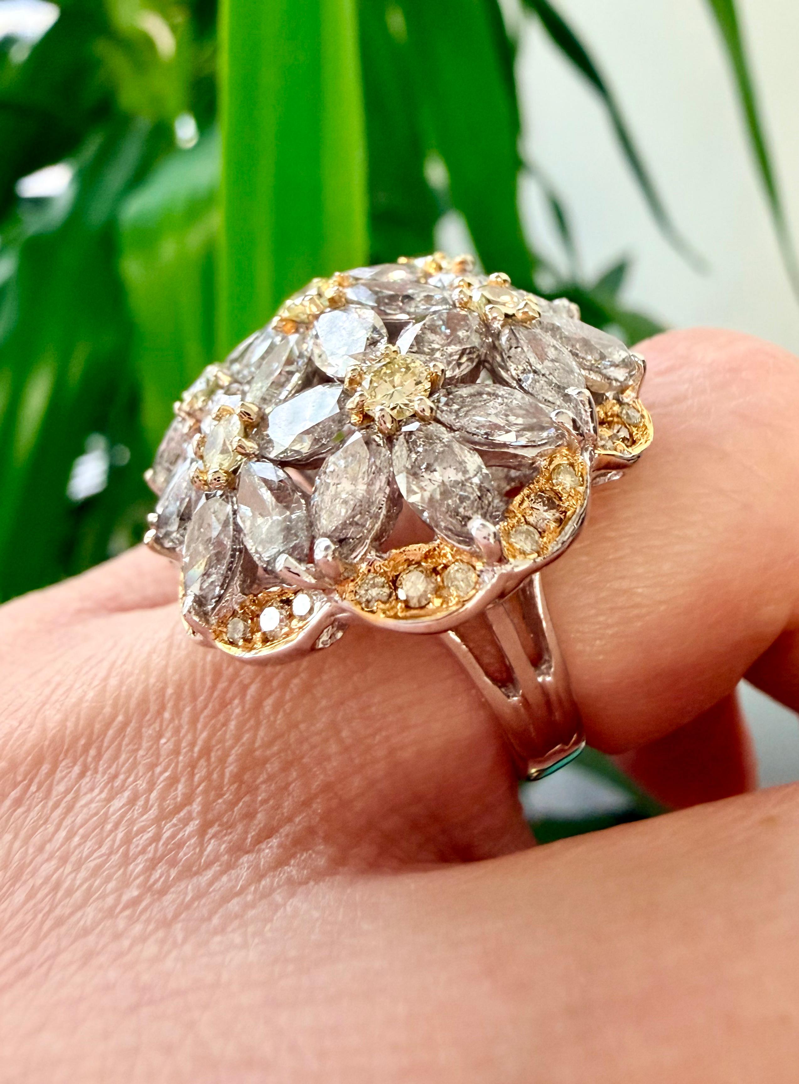 Anello con diamanti a forma di fiore, marquise e brillante rotondo da 10,04 CTW in oro giallo 18k in vendita 1