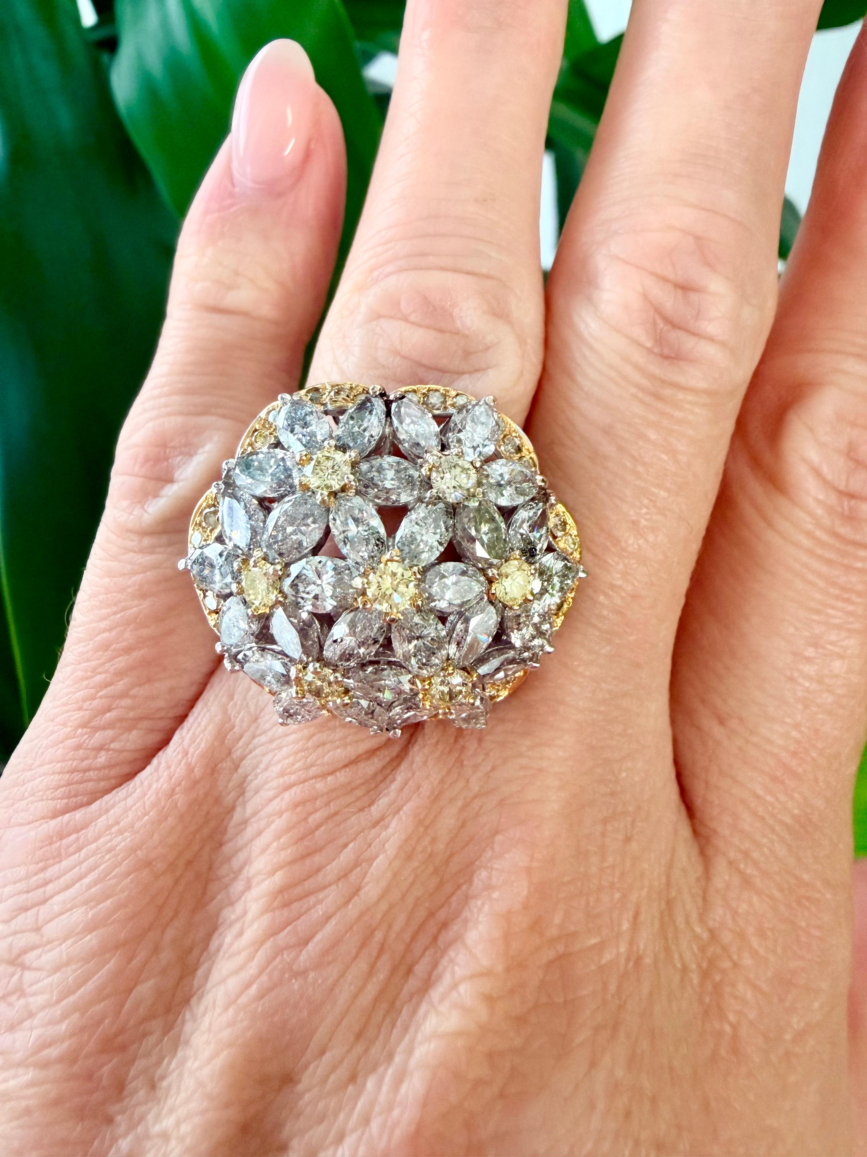 Anello con diamanti a forma di fiore, marquise e brillante rotondo da 10,04 CTW in oro giallo 18k In condizioni Nuovo in vendita a Houston, TX