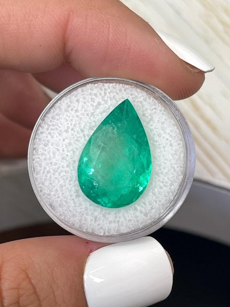 Moderno Smeraldo colombiano verde grande da 10,05 carati 20x13 - Gemma di maggio con taglio a pera in vendita