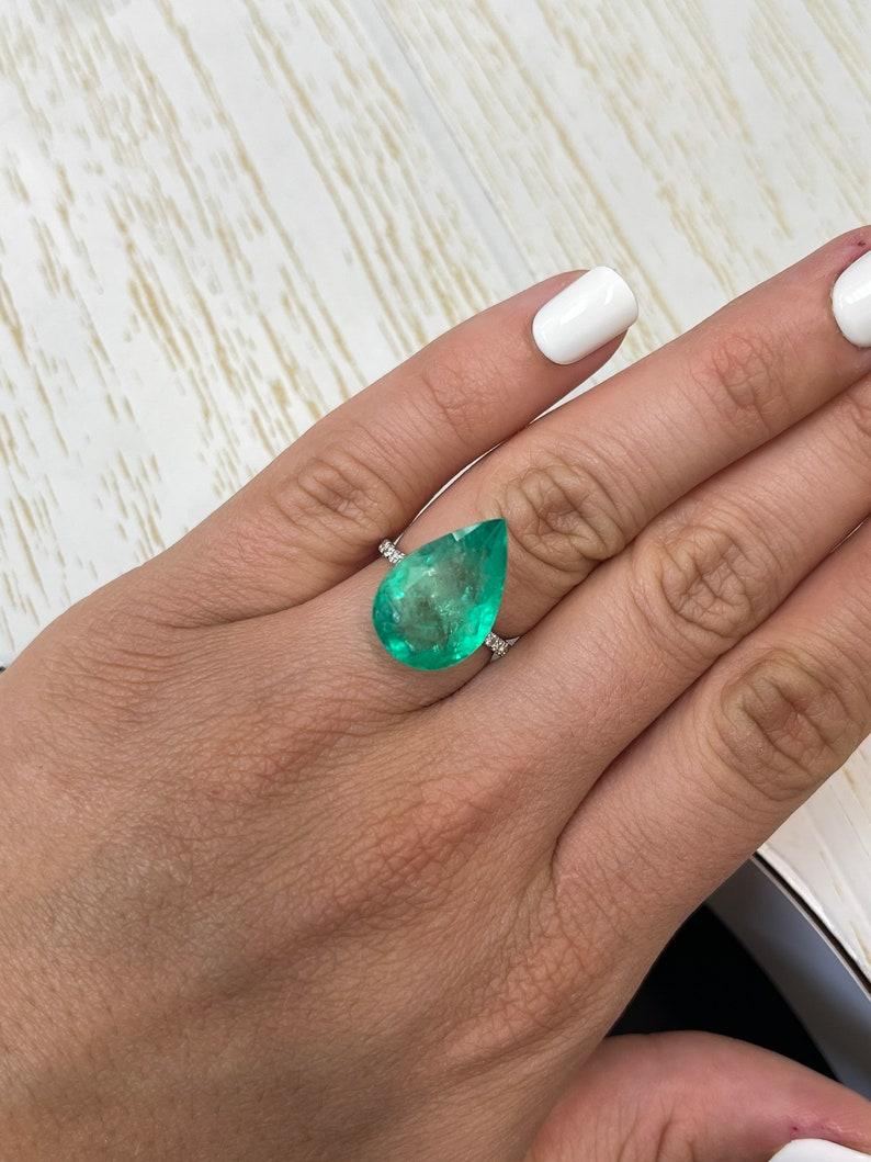 Smeraldo colombiano verde grande da 10,05 carati 20x13 - Gemma di maggio con taglio a pera in vendita 3