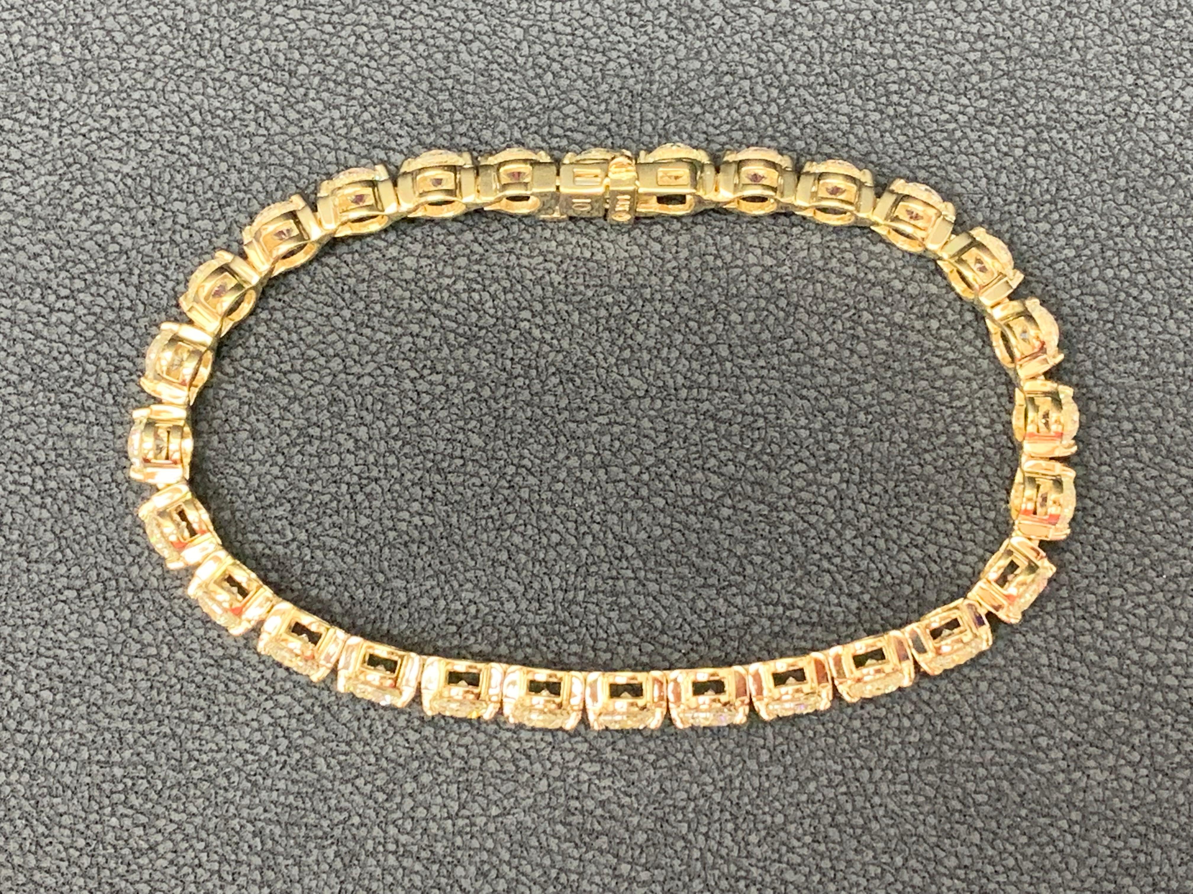 Un bracelet de style classique mettant en valeur une rangée de diamants ronds et brillants, sertis dans une monture à deux griffes en or jaune 14k poli. les 28 diamants pèsent 10.05 carats au total et sont de couleur GH et de pureté SI1.

Style