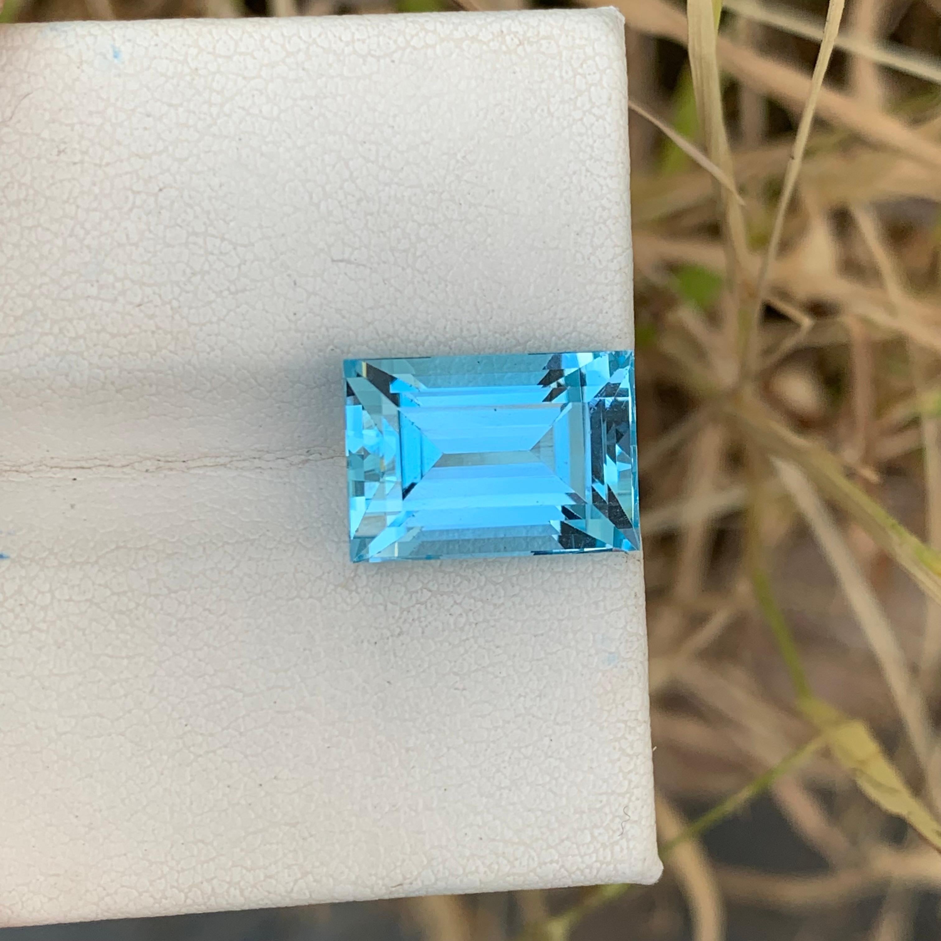 10.05 Carat Gorgeous Swiss Blue Topaz Baguette Shape Gem For Necklace  In New Condition For Sale In Peshawar, PK
