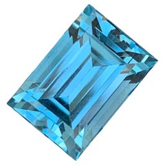 Magnifique topaze bleue suisse en forme de baguette de 10,05 carats pour collier 