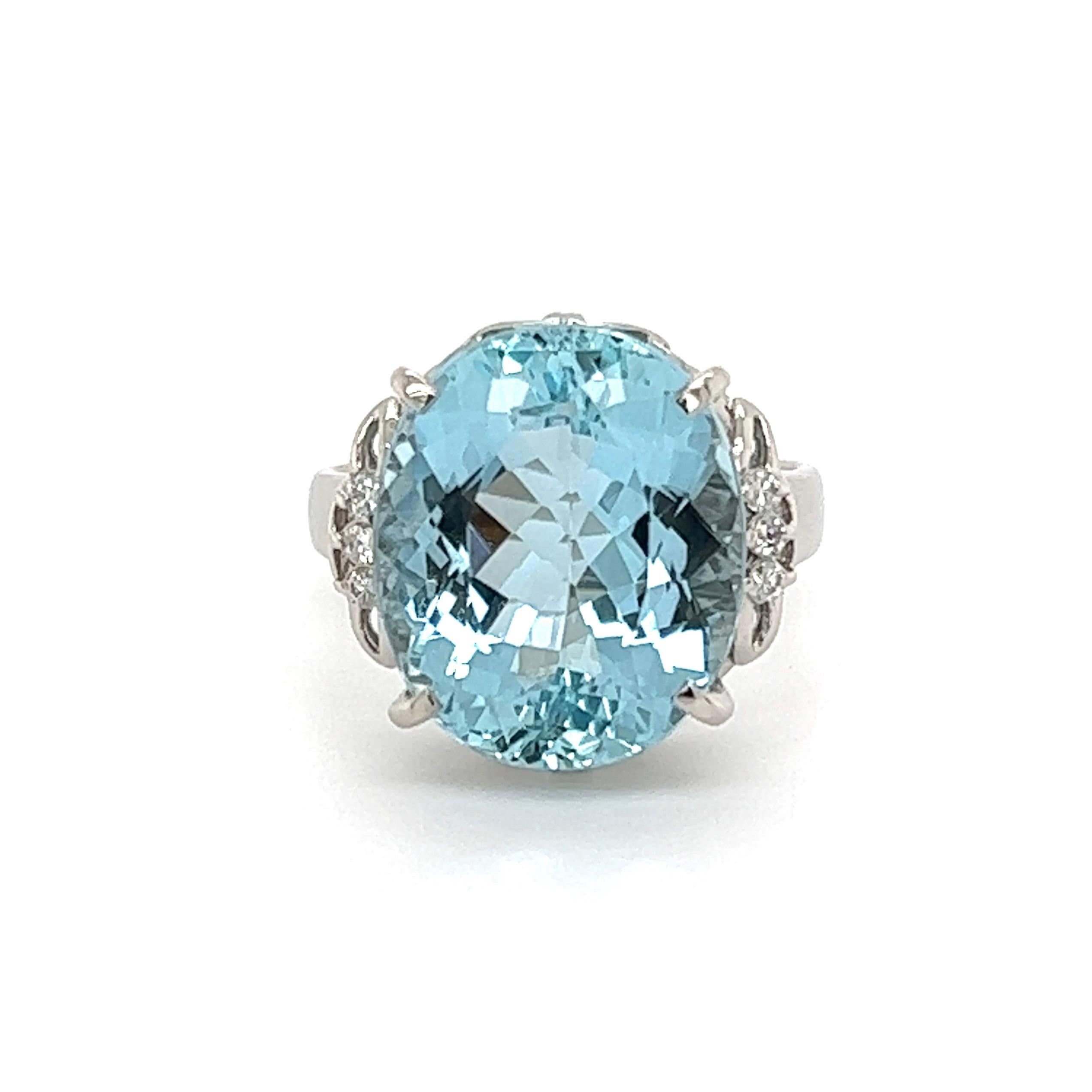 10.05 Carat Oval Aquamarine and Diamond Platinum Ring Estate Fine Jewelry In Excellent Condition For Sale In Montreal, QC