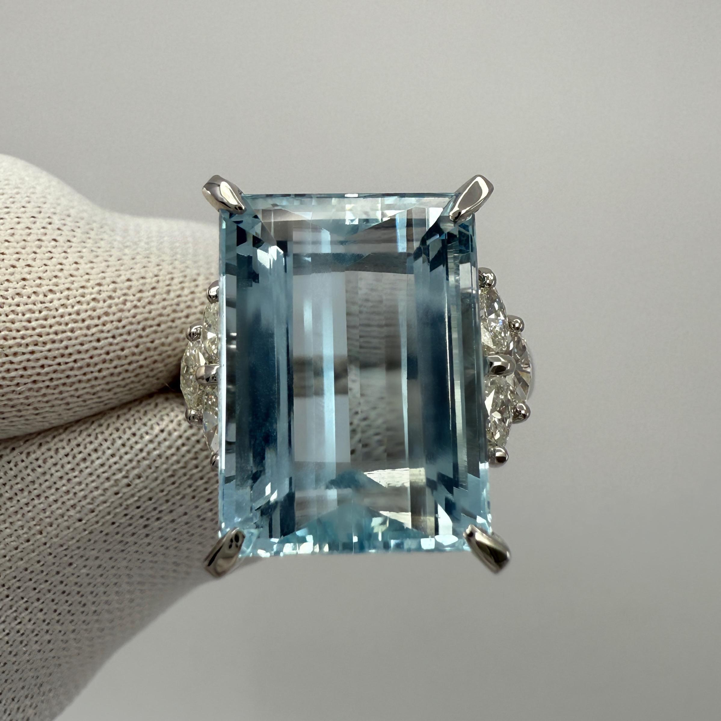 Anillo de Platino con Aguamarina Azul Natural y Diamantes. 10.06 quilates totales.

Impresionante anillo de platino con una hermosa gema de aguamarina azul brillante de 9,53 quilates.
Una piedra de color fino con una claridad excelente y una talla