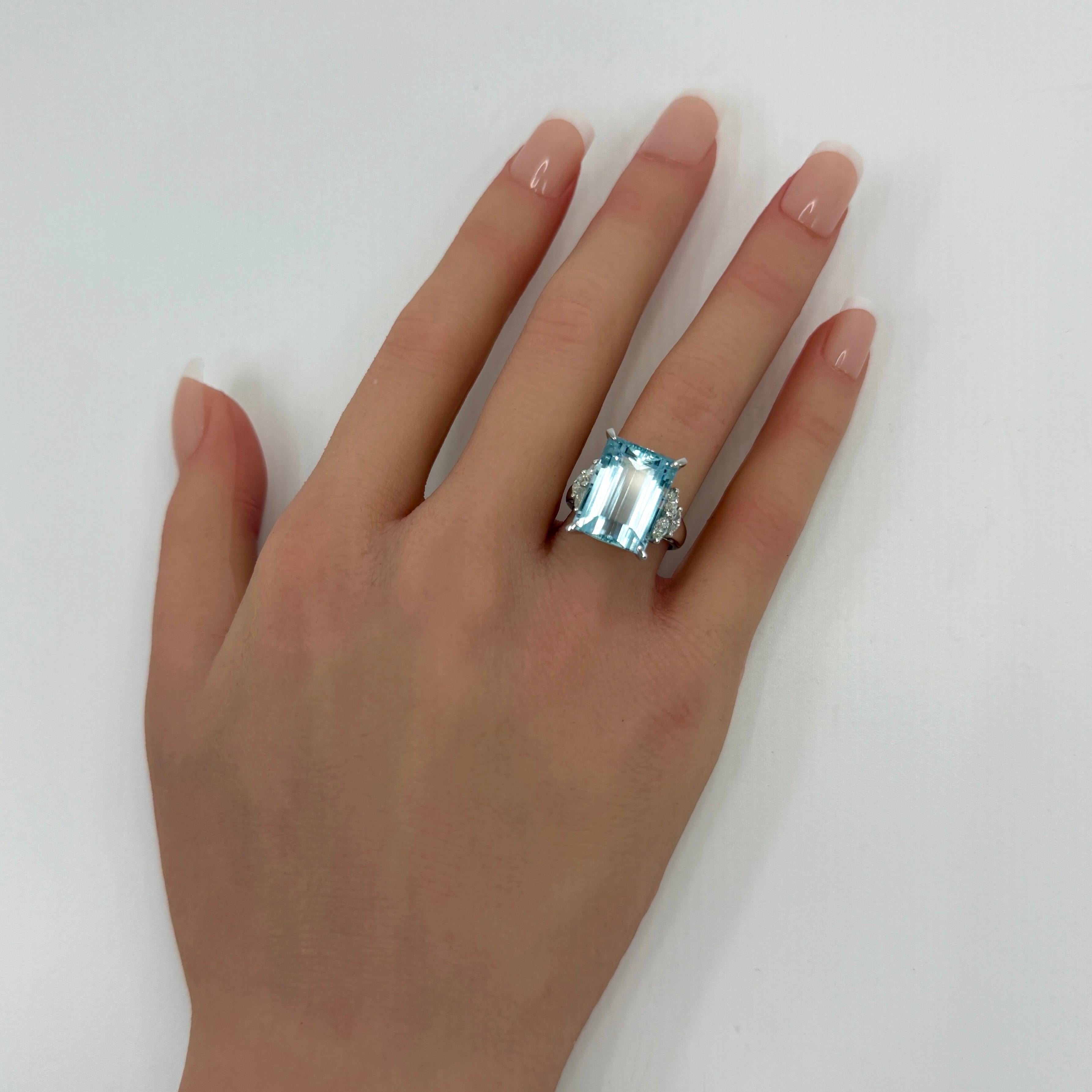 Anillo de cóctel de platino con aguamarina y diamantes talla esmeralda azul intenso de 10,06 ct Corte esmeralda
