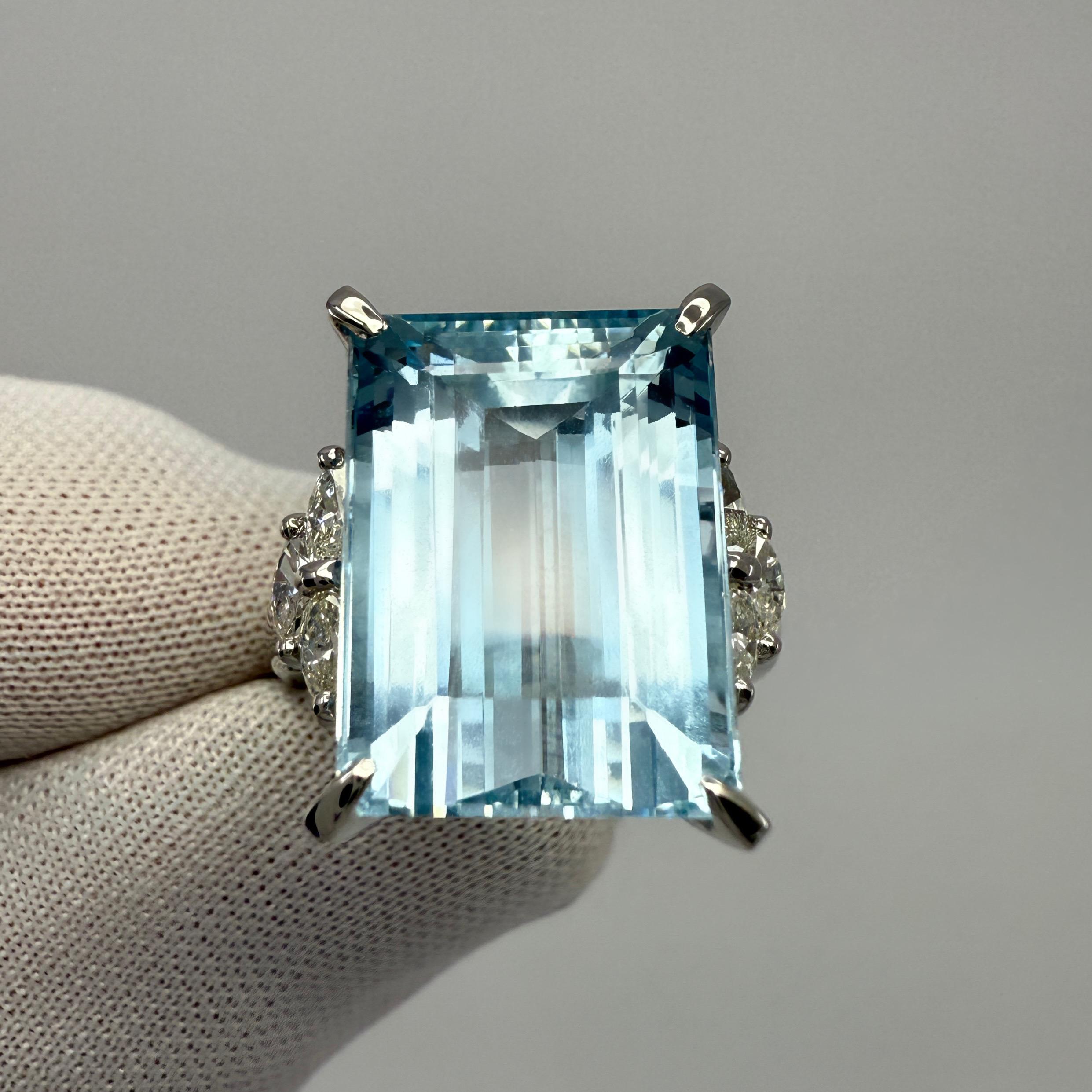Anillo de cóctel de platino con aguamarina y diamantes talla esmeralda azul intenso de 10,06 ct en Excelente Estado en Birmingham, GB