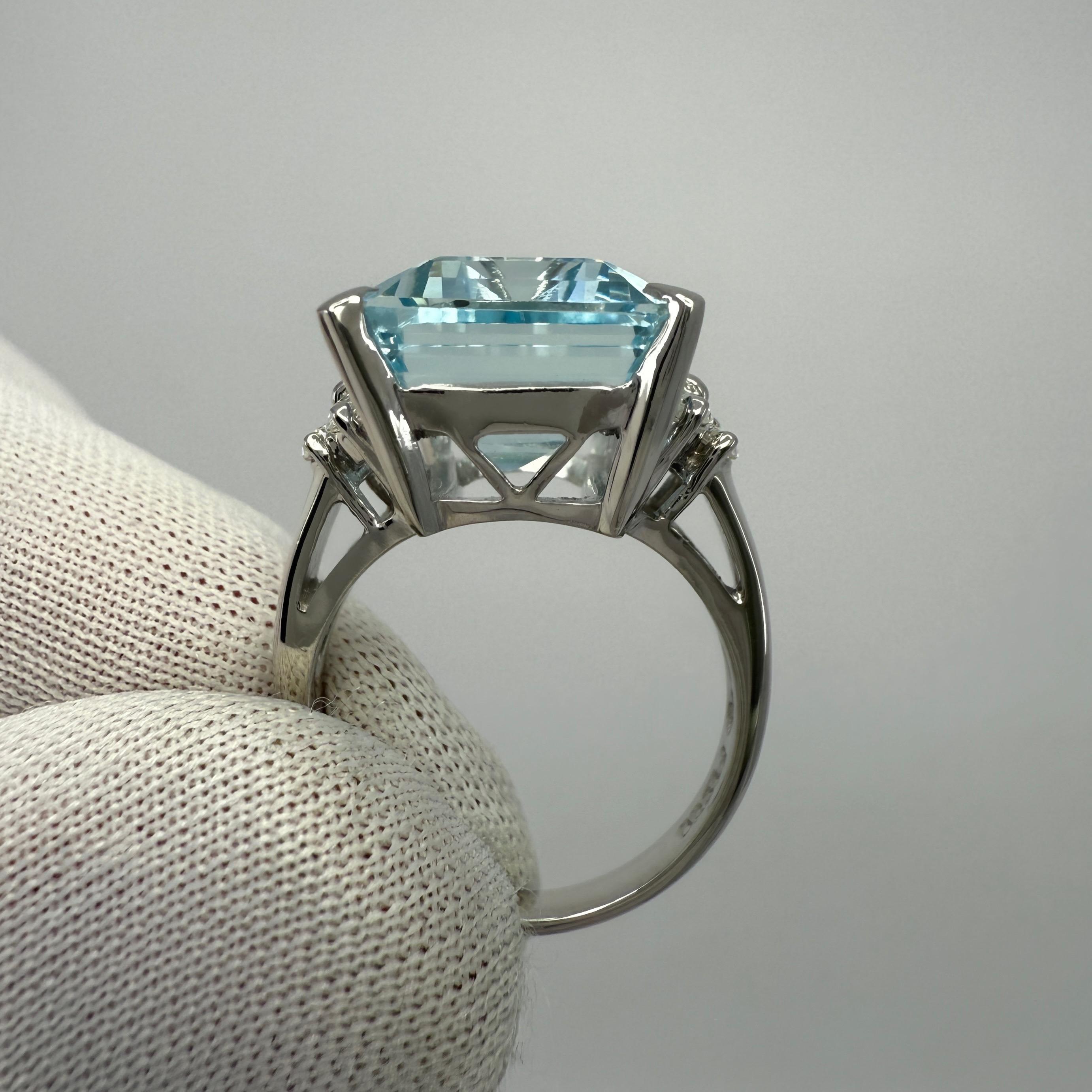 Femenino o masculino Anillo de cóctel de platino con aguamarina y diamantes talla esmeralda azul intenso de 10,06 ct