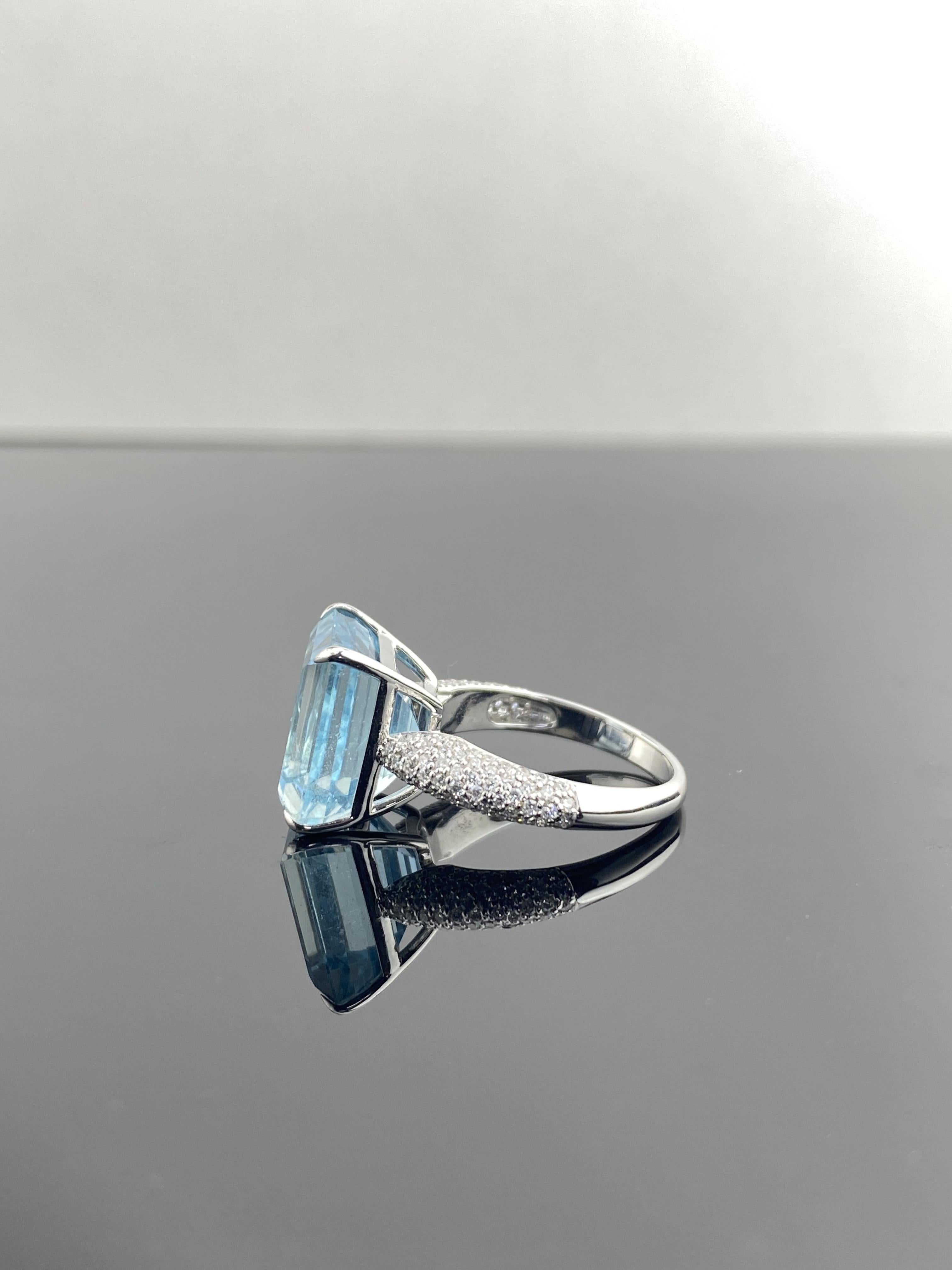 Llama la atención con este impresionante anillo de cóctel de aguamarina de forma cuadrada de 10,07 quilates, engastado en oro blanco macizo de 18 quilates y banda de diamantes blancos de 0,65 quilates. La aguamarina tiene una hermosa tonalidad azul,