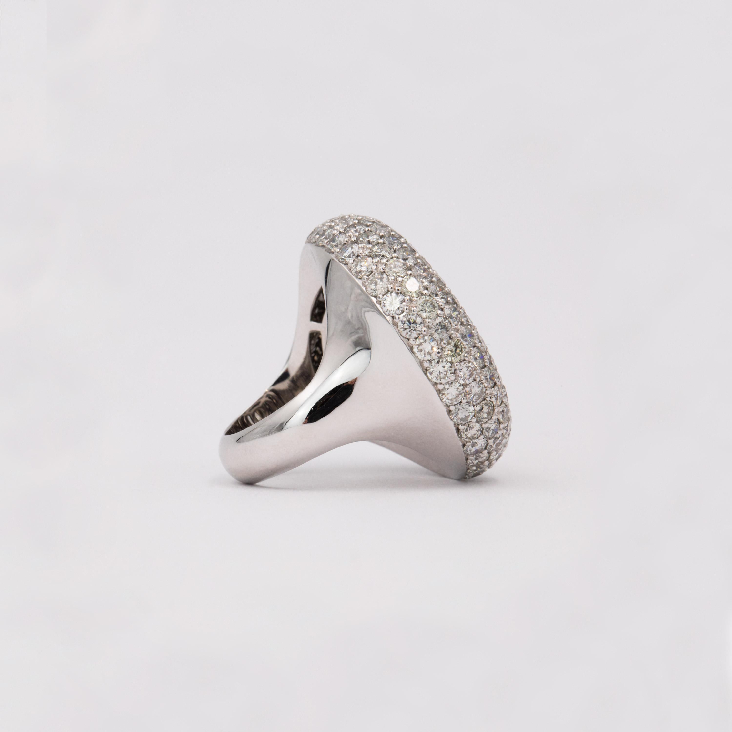 10.07 Carat Dome-Shaped Grey and White Diamond Rose Cut Ring In New Condition For Sale In Vienna, Österreich