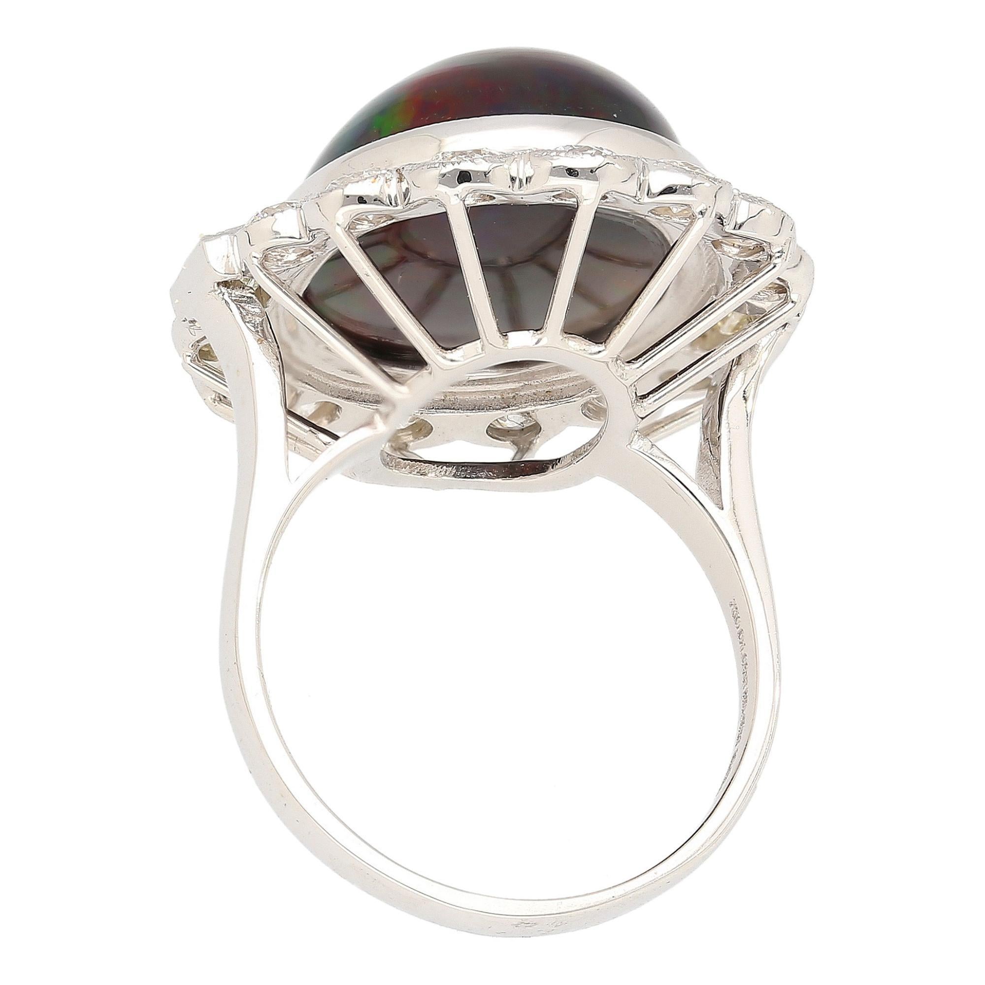 Opale nero ovale tagliato a cabochon da 10,08 carati con diamanti a baguette e rotondi su anello in oro bianco 18k. Incastonatura posteriore aperta e finitura liscia e lucida.

Dettagli: 
Tipo di articolo: Anello da donna
Metallo: Oro bianco 18