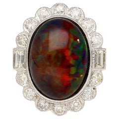 Anello da cocktail con opale nero da 10,08 carati e diamanti tondi e a baguette