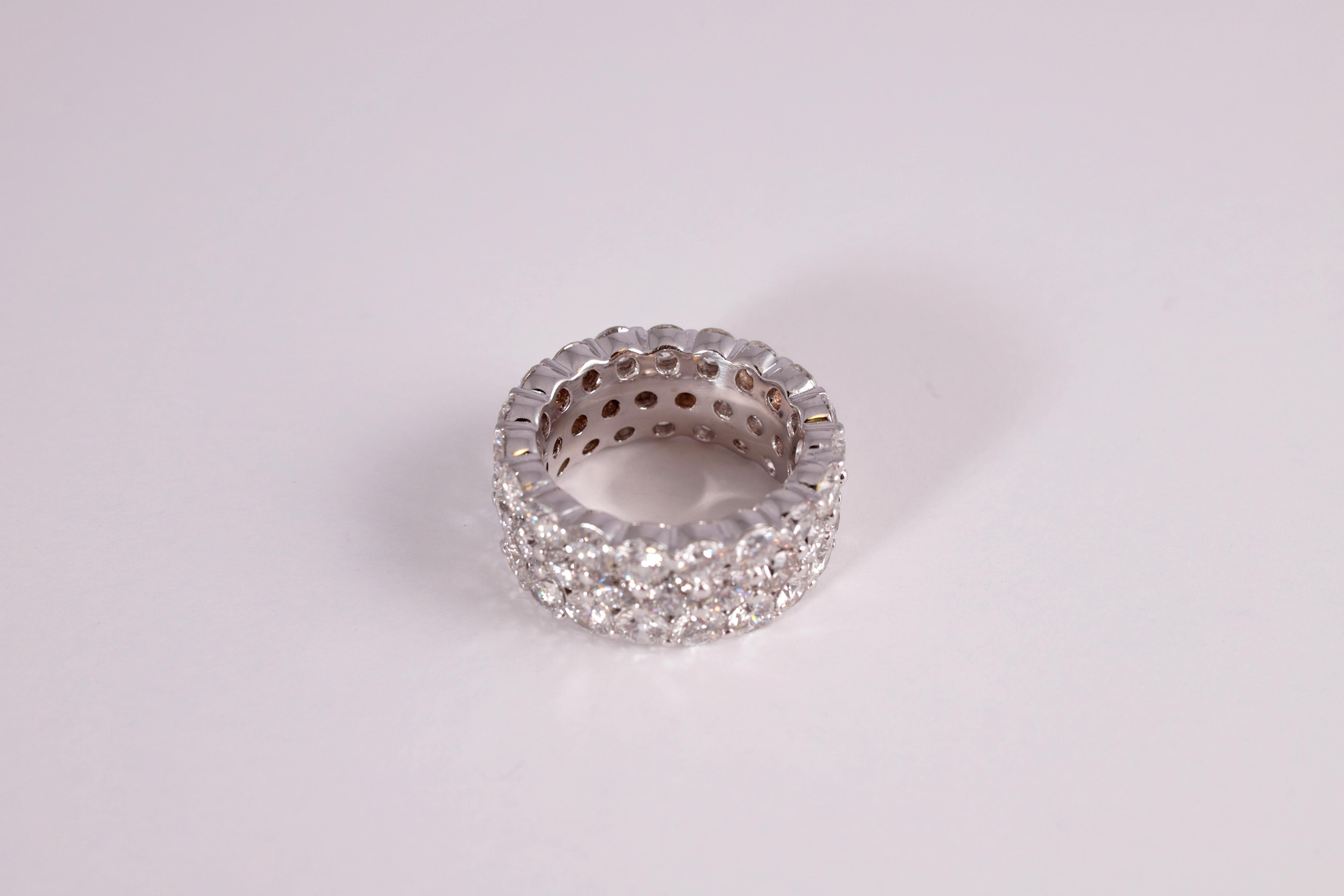 10,08 Karat Diamant Shared Prong Ewigkeitsring von Nei (Rundschliff) im Angebot