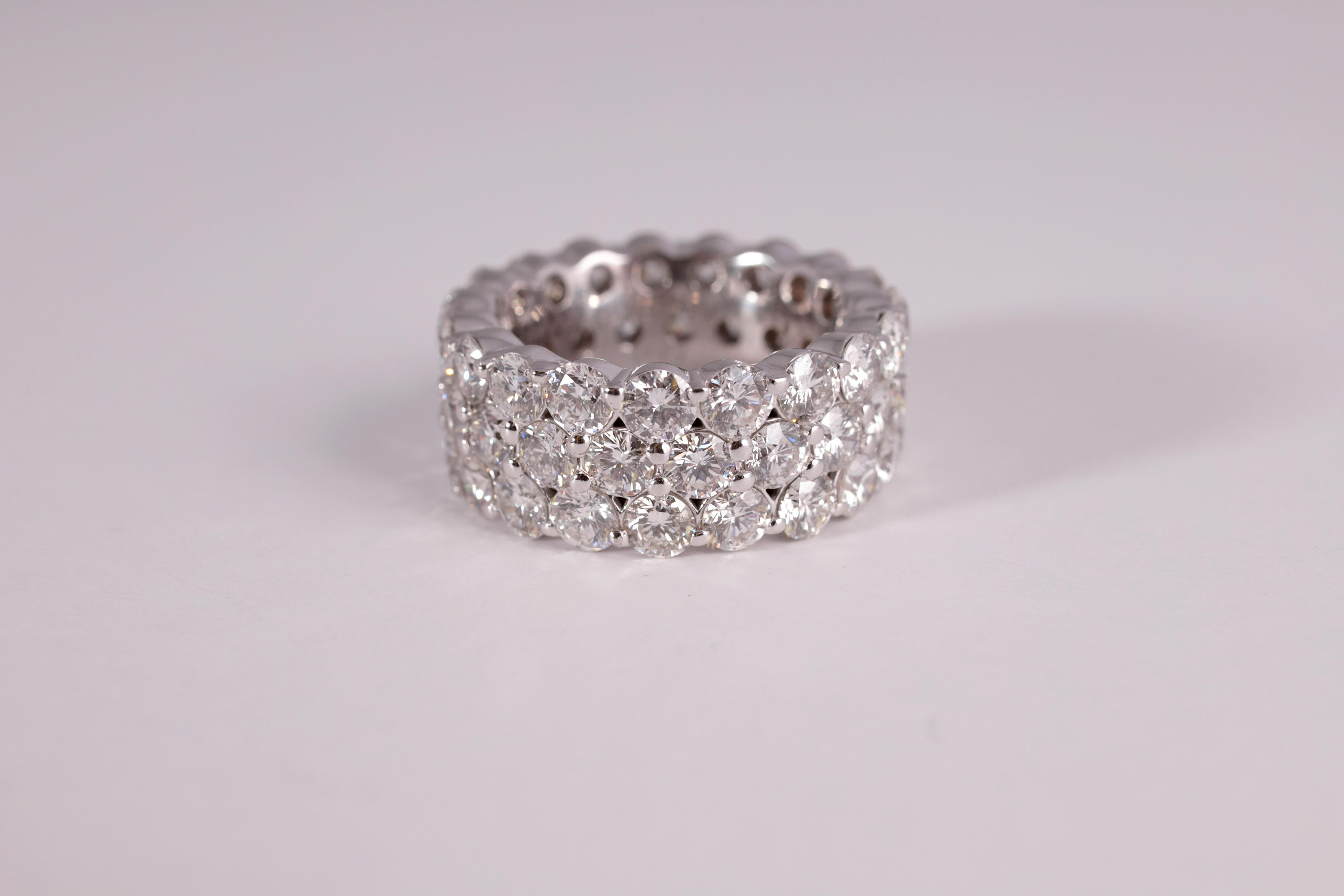 10,08 Karat Diamant Shared Prong Ewigkeitsring von Nei im Zustand „Gut“ im Angebot in Dallas, TX