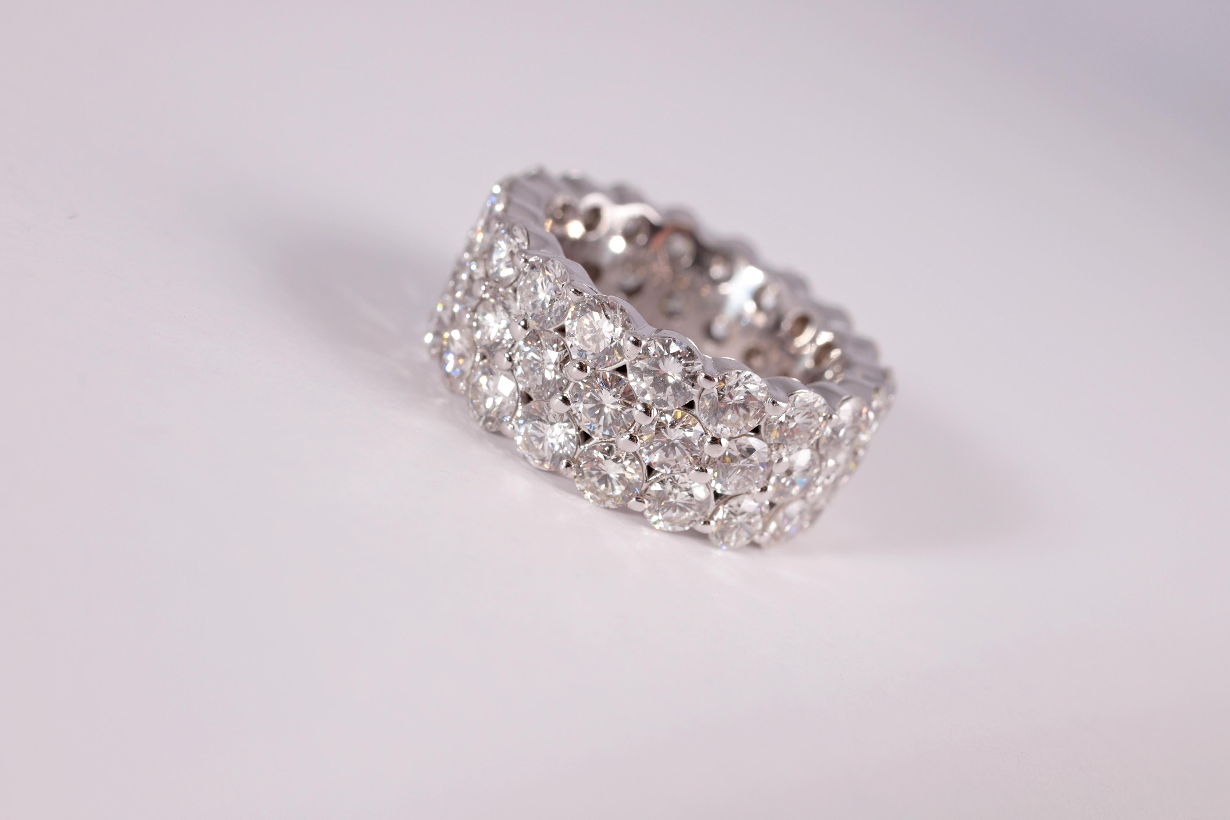 Bague d'éternité à griffes partagées en diamants de 10,08 carats par Nei en vente 2